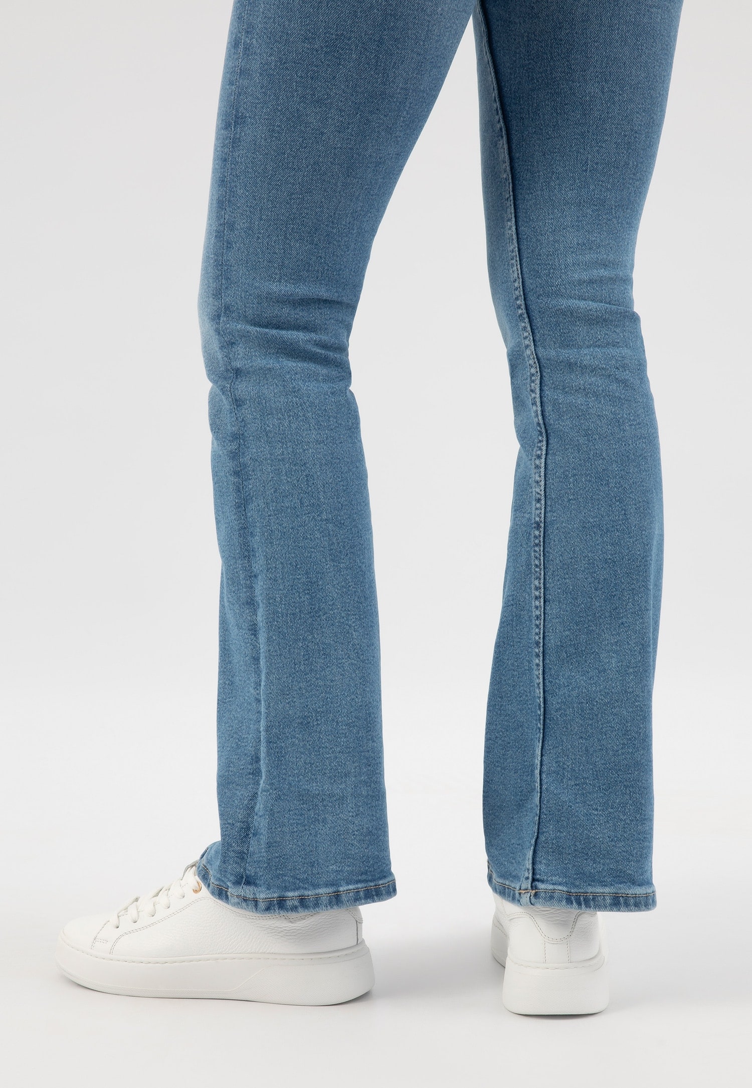 Biele kožen&eacute; tenisky pre ženy so zlat&yacute;mi detailmi a modr&eacute; dž&iacute;nsy