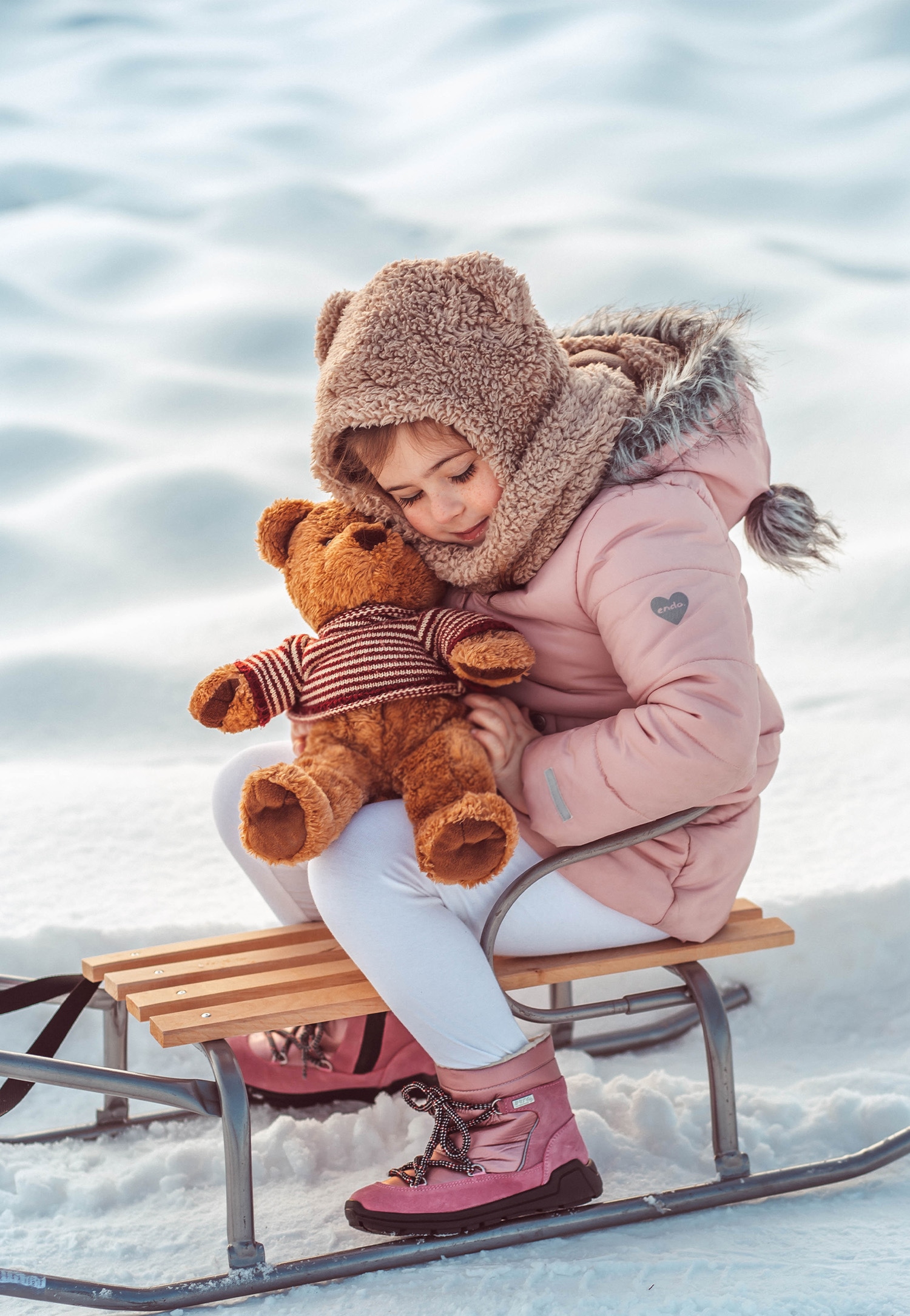 ružov&eacute; snežnice a dievča na saniach