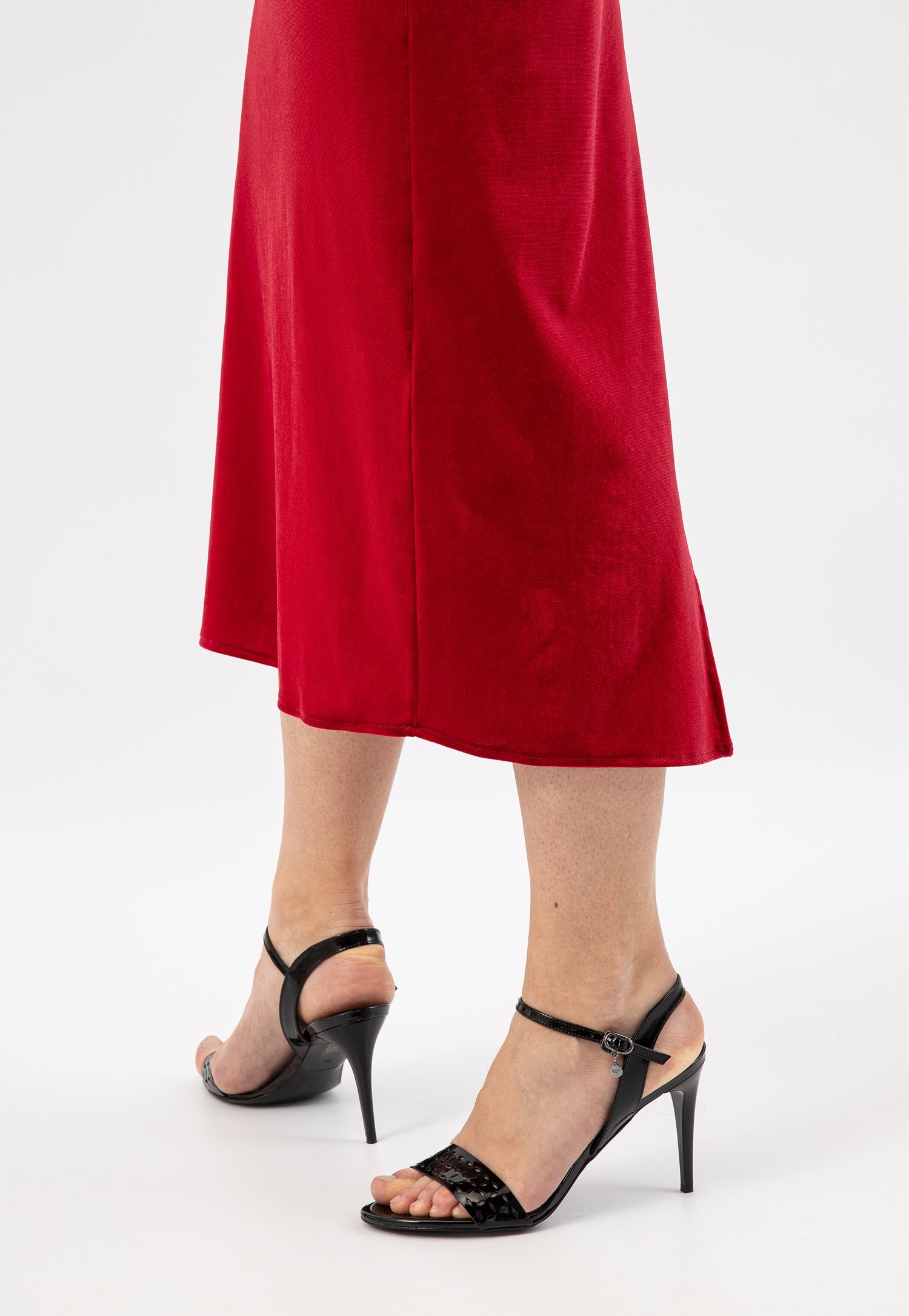 Čierne sand&aacute;le na ihlovom op&auml;tku k červen&yacute;m &scaron;at&aacute;m