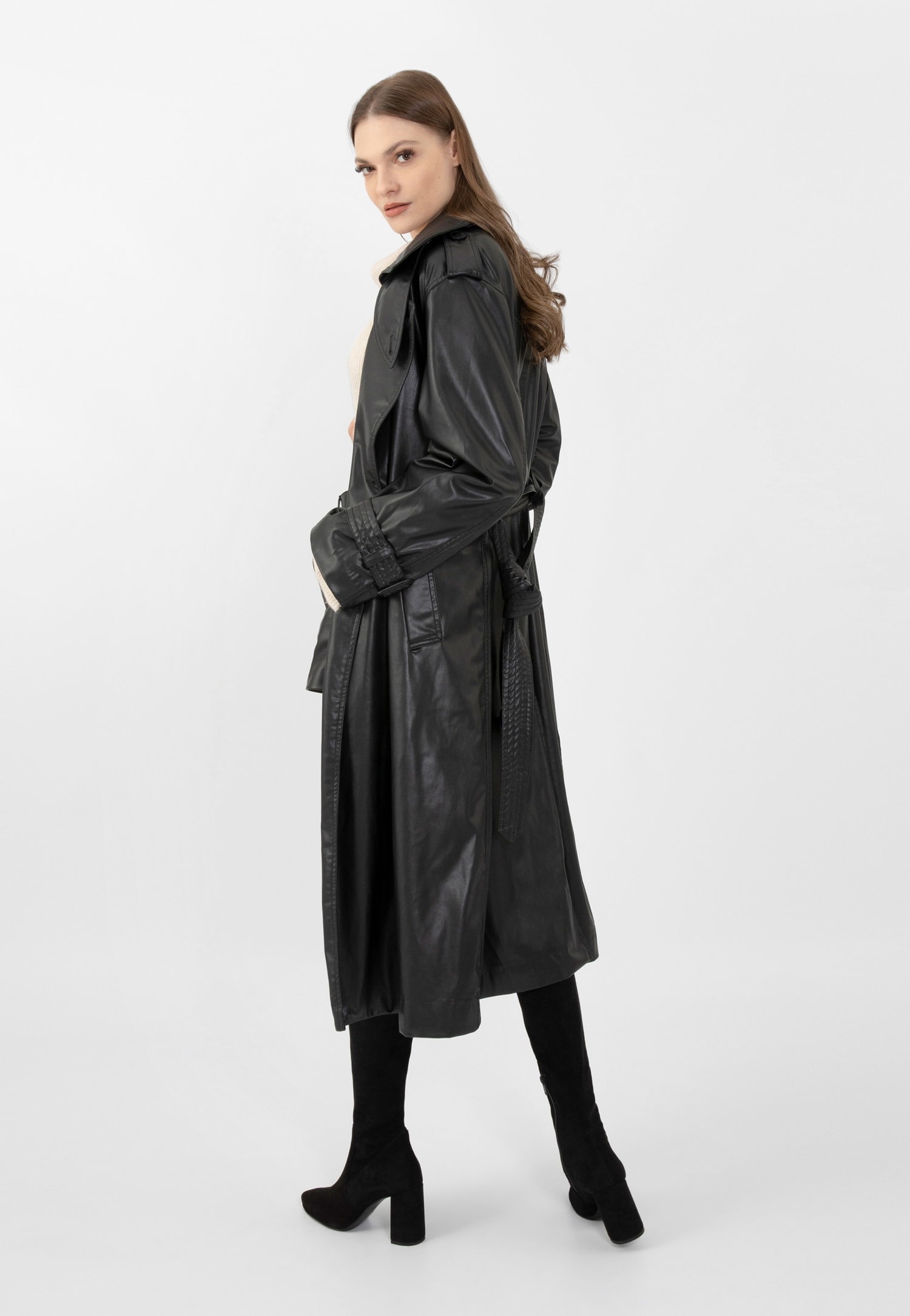 Čierne čižmy na op&auml;tku a modelka v čiernom kab&aacute;te