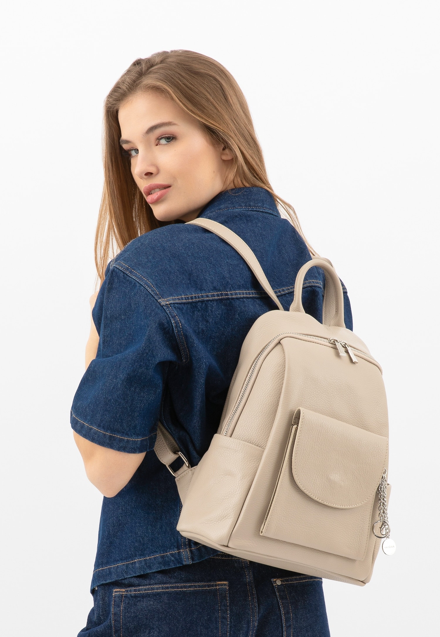 b&eacute;žov&yacute; batoh modelka dž&iacute;nsov&yacute; komplet