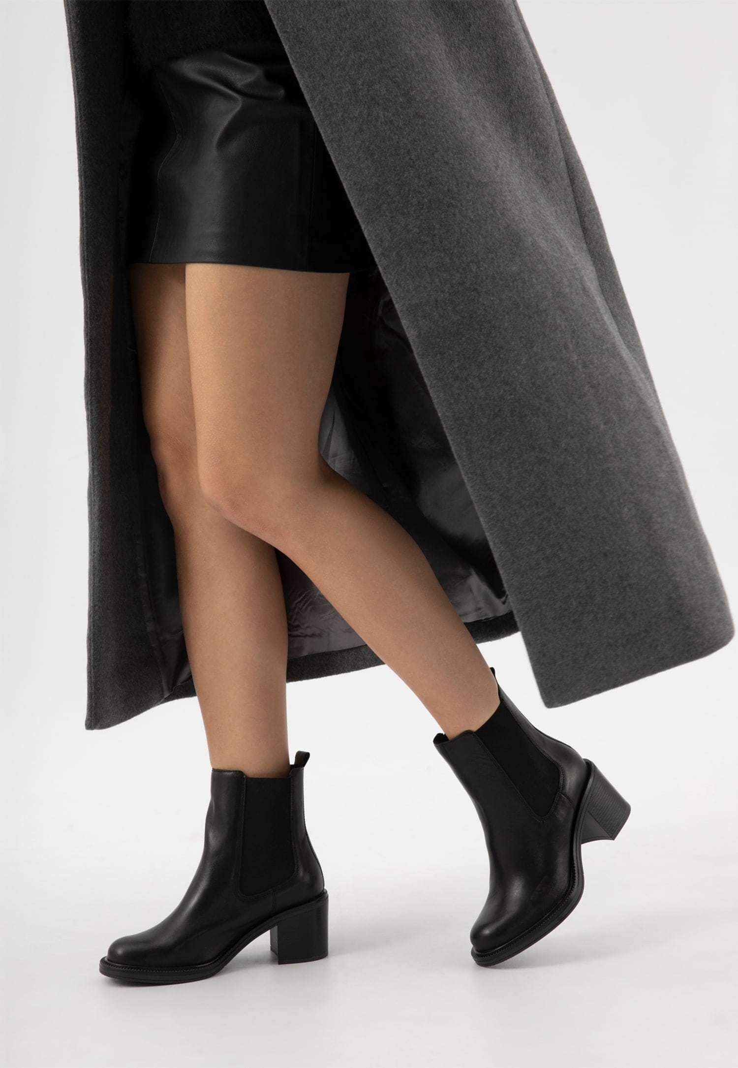 Čierne členkov&eacute; čižmy na hrubom op&auml;tku mini siv&yacute; kab&aacute;t