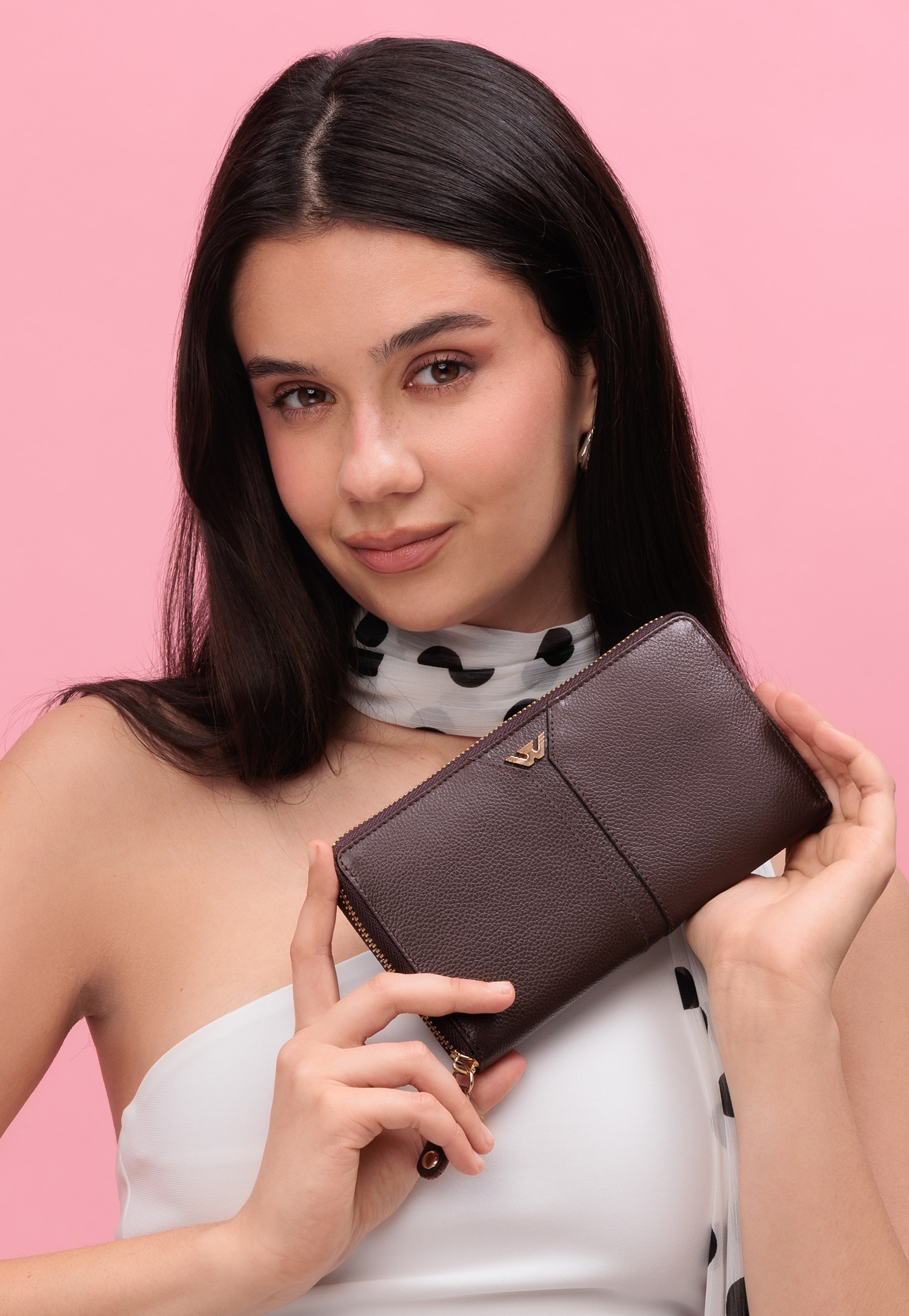 čokol&aacute;dov&aacute; d&aacute;mska peňaženka modelka &scaron;atka s bodkami