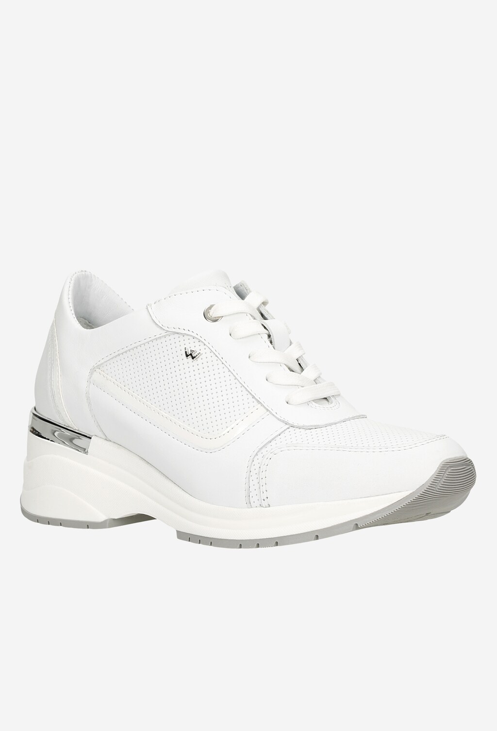 Białe sneakersy damskie Wojas 46115-79 na podwyższonej podeszwie, ze skórzaną perforowaną cholewką, metalicznym detalem i szarą podeszwą, ujęcie z boku.