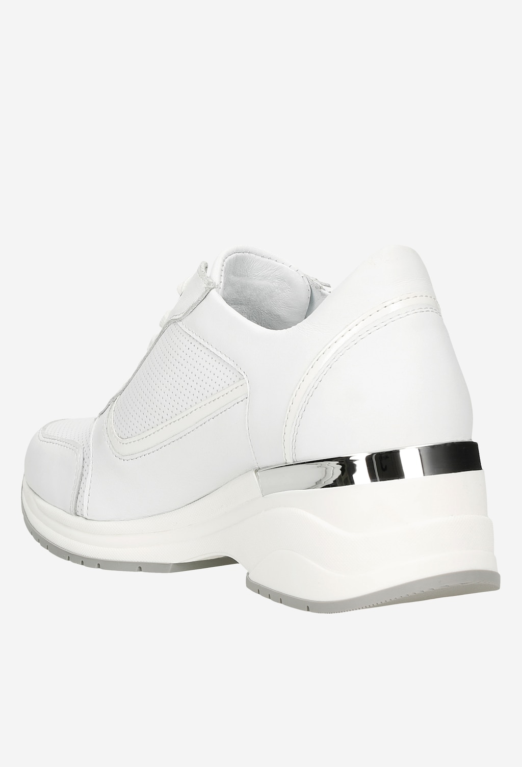 Białe sneakersy damskie Wojas model 46115-79 na podwyższonej podeszwie ze srebrnym detalem, widok z tyłu. Eleganckie sportowe obuwie o perforowanej skórzanej cholewce.