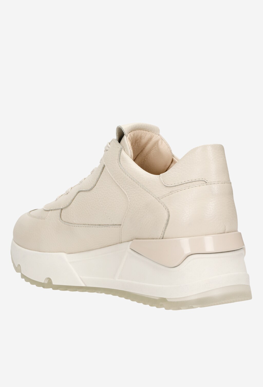 Beżowe skórzane sneakersy damskie Wojas model 46136-54 pokazane z tyłu, z grubą białą podeszwą i wyściełanym kołnierzem, wykonane z wysokiej jakości skóry naturalnej.