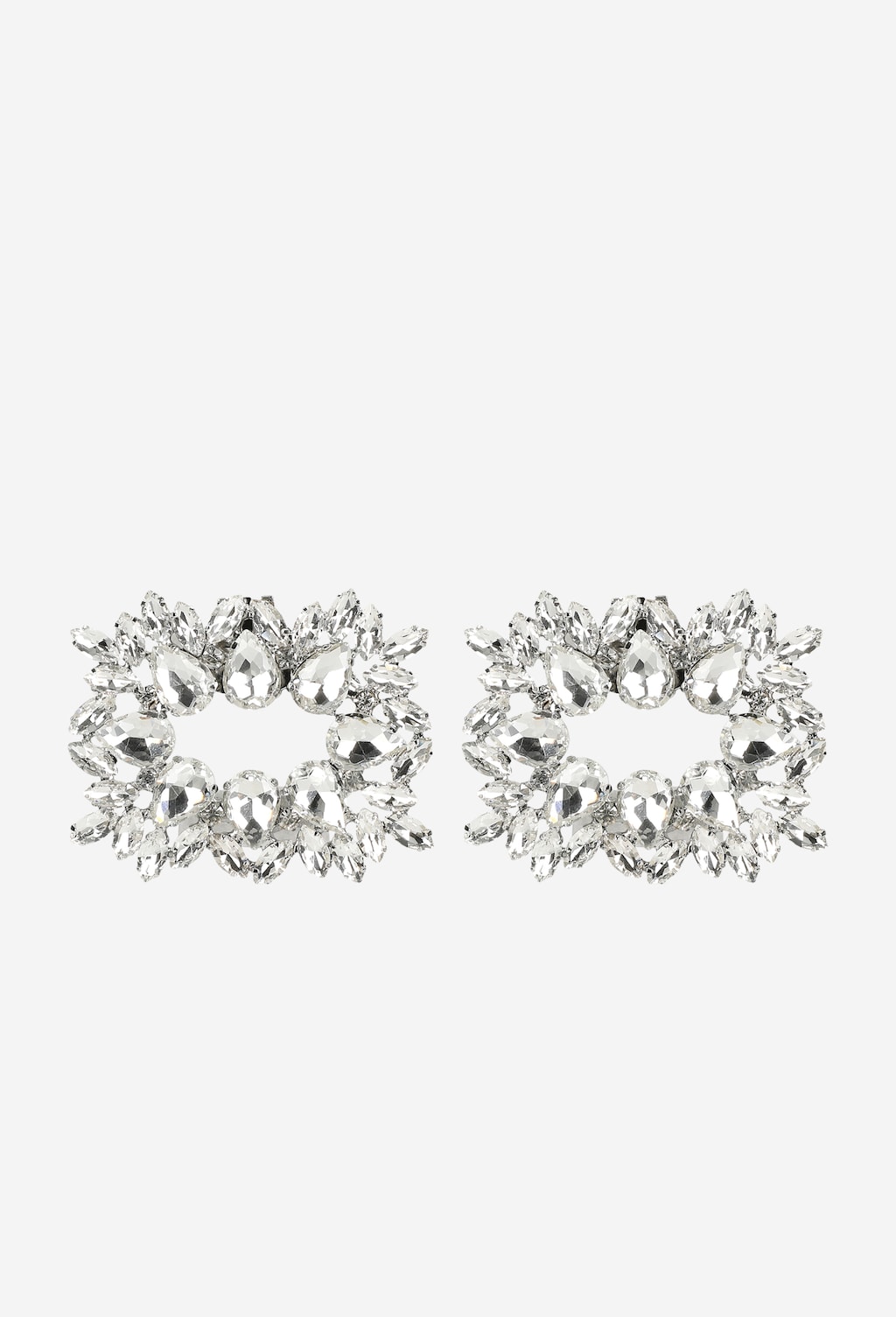Srebrne ozdoby do obuwia Wojas model 98517-19 – eleganckie klipsy z błyszczącymi kryształkami w kształcie ozdobnego wieńca, idealne do upiększenia butów.
