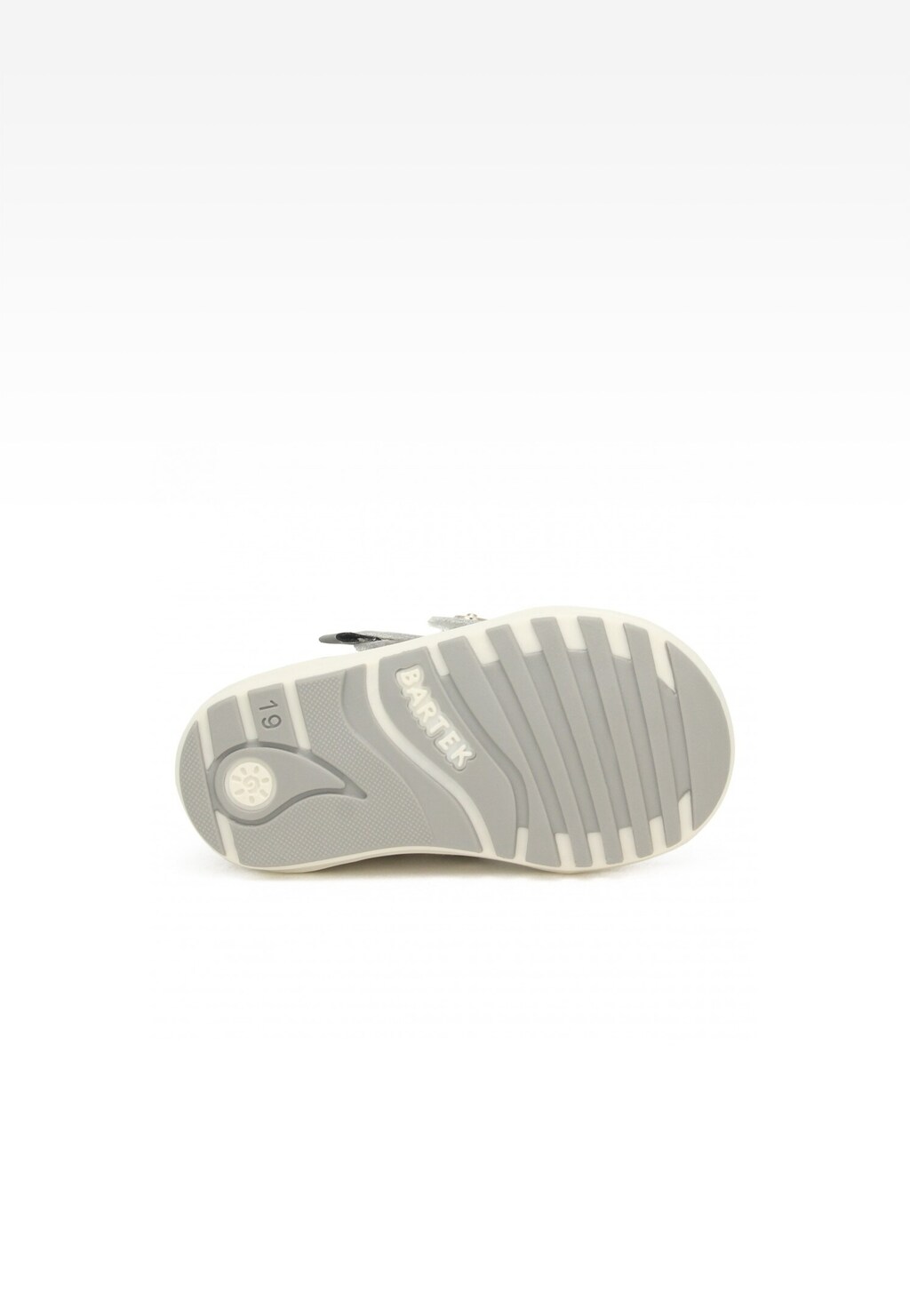 Podeszwa szaro-srebrnego obuwia profilaktycznego Bartek Baby model 11773-038 dla dziewcząt z widocznym logo Bartek i numerem 19 na spodzie.