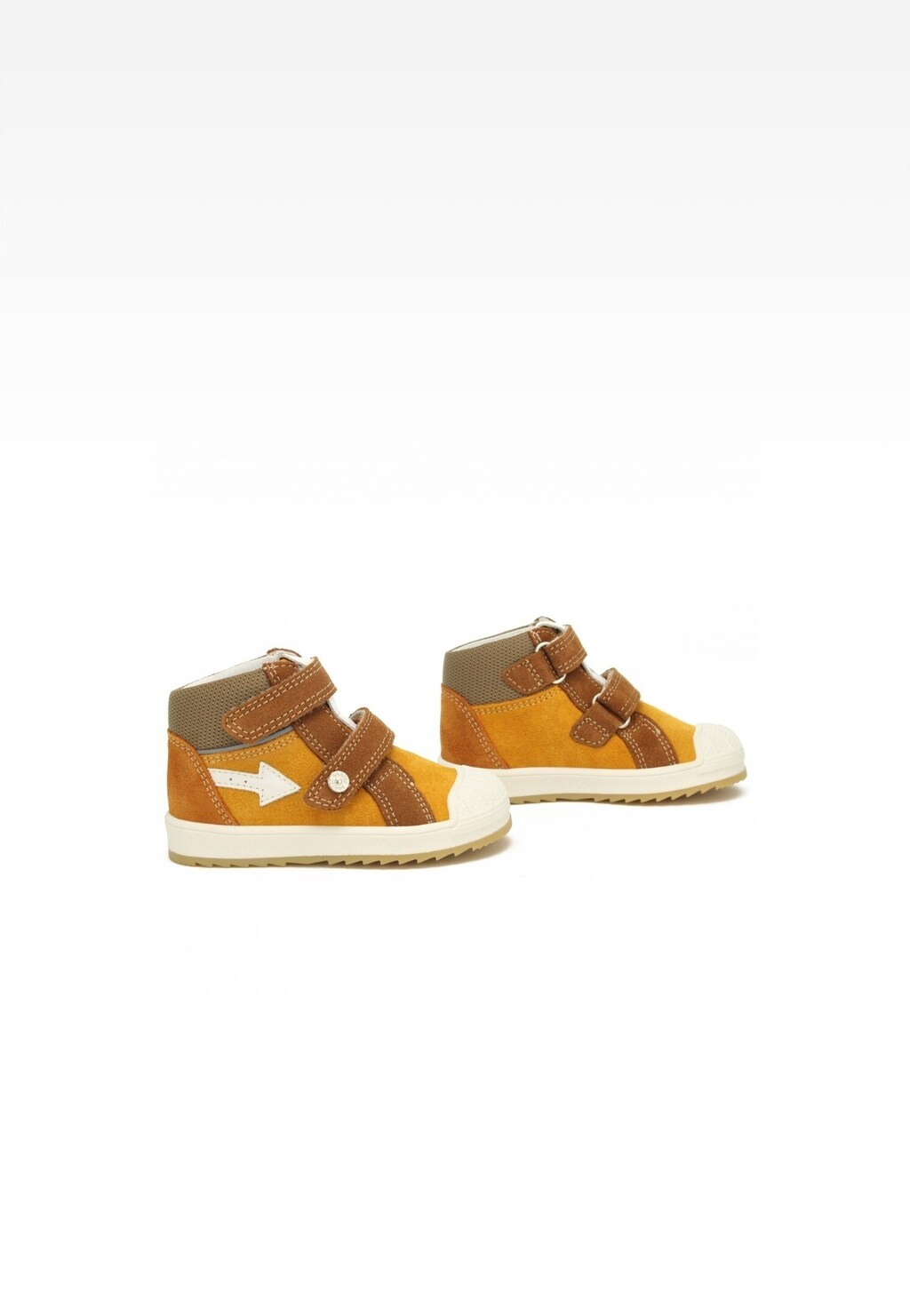 Pomarańczowe sneakersy dziecięce Bartek 11948046 z rzepami i białą strzałką na boku. Buty za kostkę z brązowymi detalami i białymi noskami, pokazane z boku.