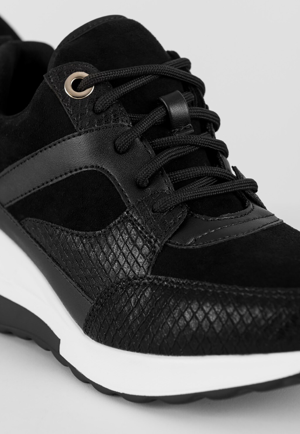 Čiernobiele dámske sneakersy na vysokej platforme WJS64059-71 Widok 4