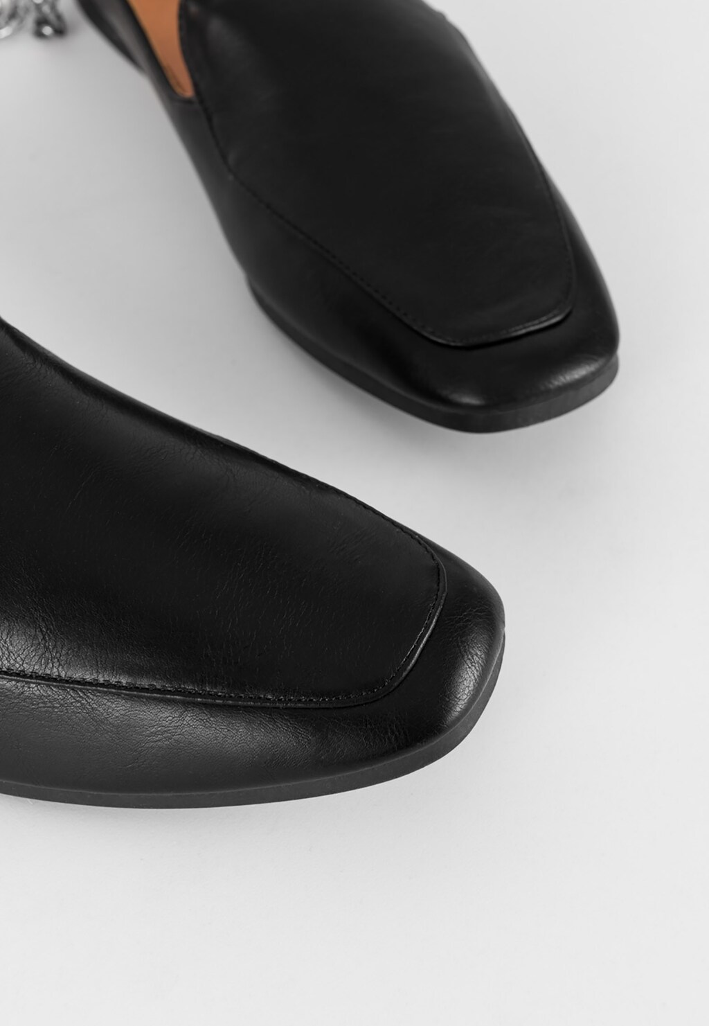 WJS czarne mokasyny damskie z łańcuszkiem na kostce WJS64058-51 Widok 4