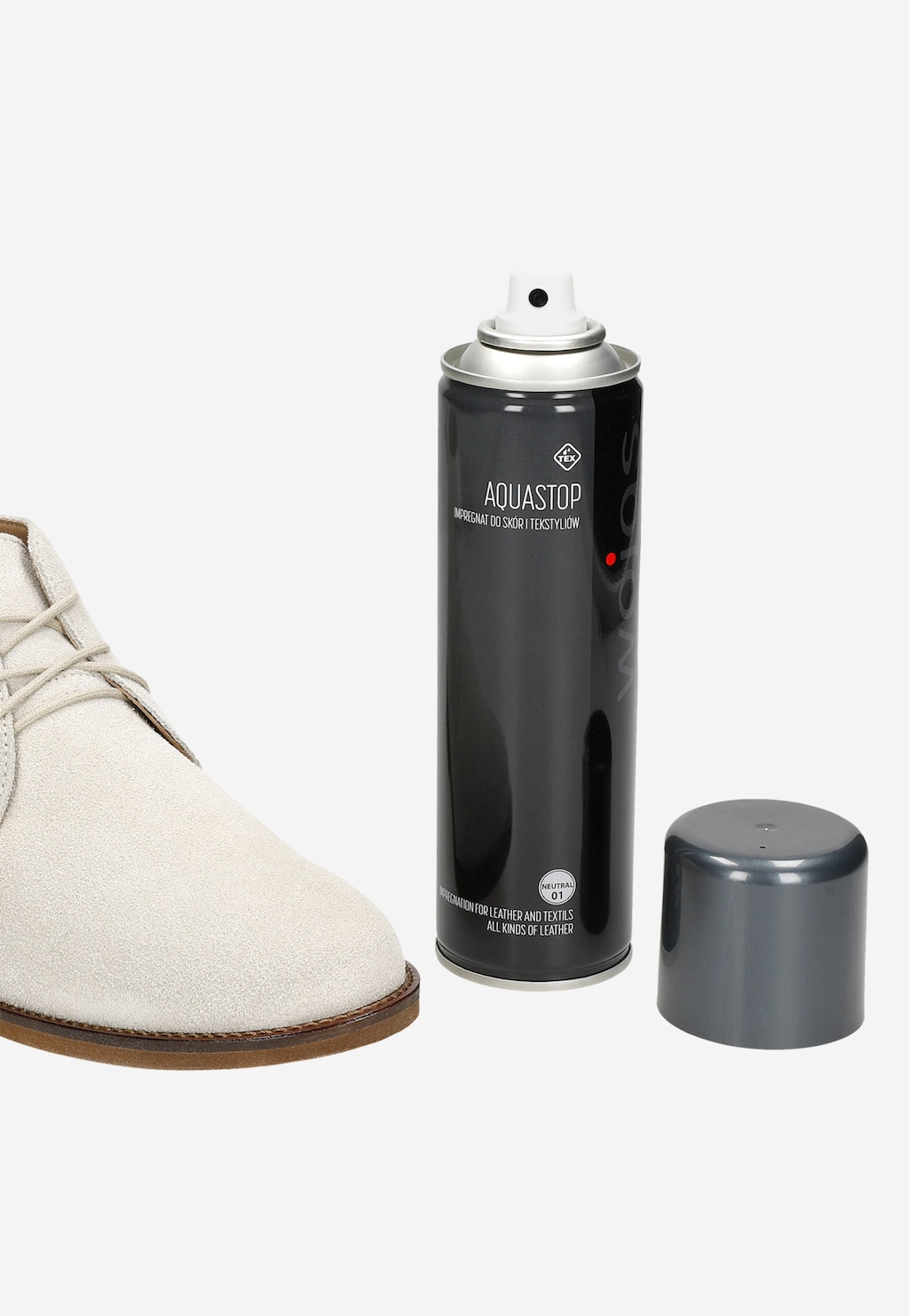 Spray AQUASTOP 250 ml marki Wojas model 99006-00 do impregnacji obuwia, prezentowany obok beżowego zamszowego buta.
