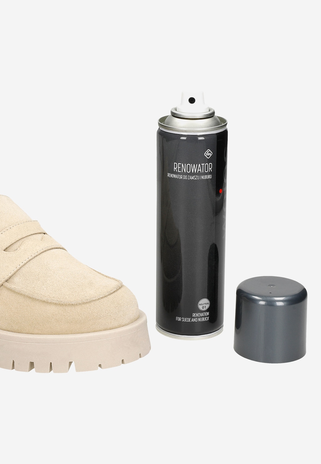 Renowator spray 250 ml marki Wojas model 99010-00 w czarnym pojemniku z odkręconą nakrętką, obok jasnego zamszowego buta na grubej podeszwie.