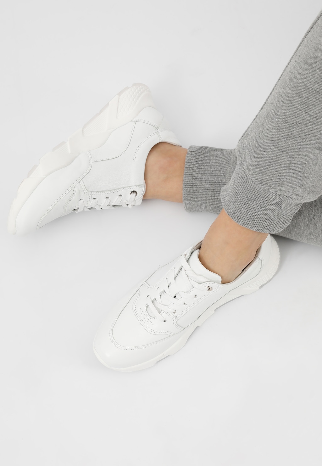 Sportovní dámské sneakersy z bílé kůže s podšívkou 9406-59 Widok 7