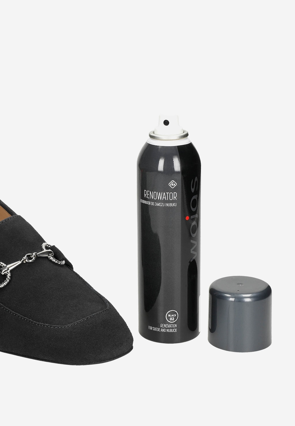 Czarny spray renowator Wojas model 99010-01 w aerozolu z szarą nakrętką obok fragmentu czarnego zamszowego buta do pielęgnacji obuwia.