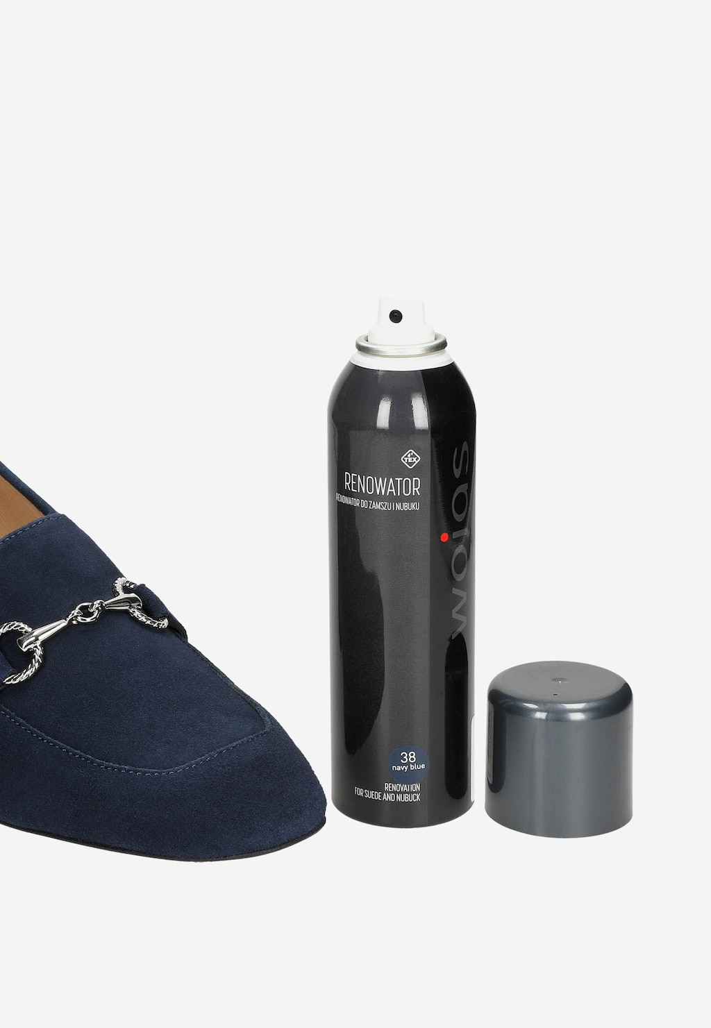 Renowator granatowy Wojas model 99010-06 w sprayu, obok fragment granatowego zamszowego buta. Preparat do pielęgnacji obuwia z zdjętą metalową nakrętką.