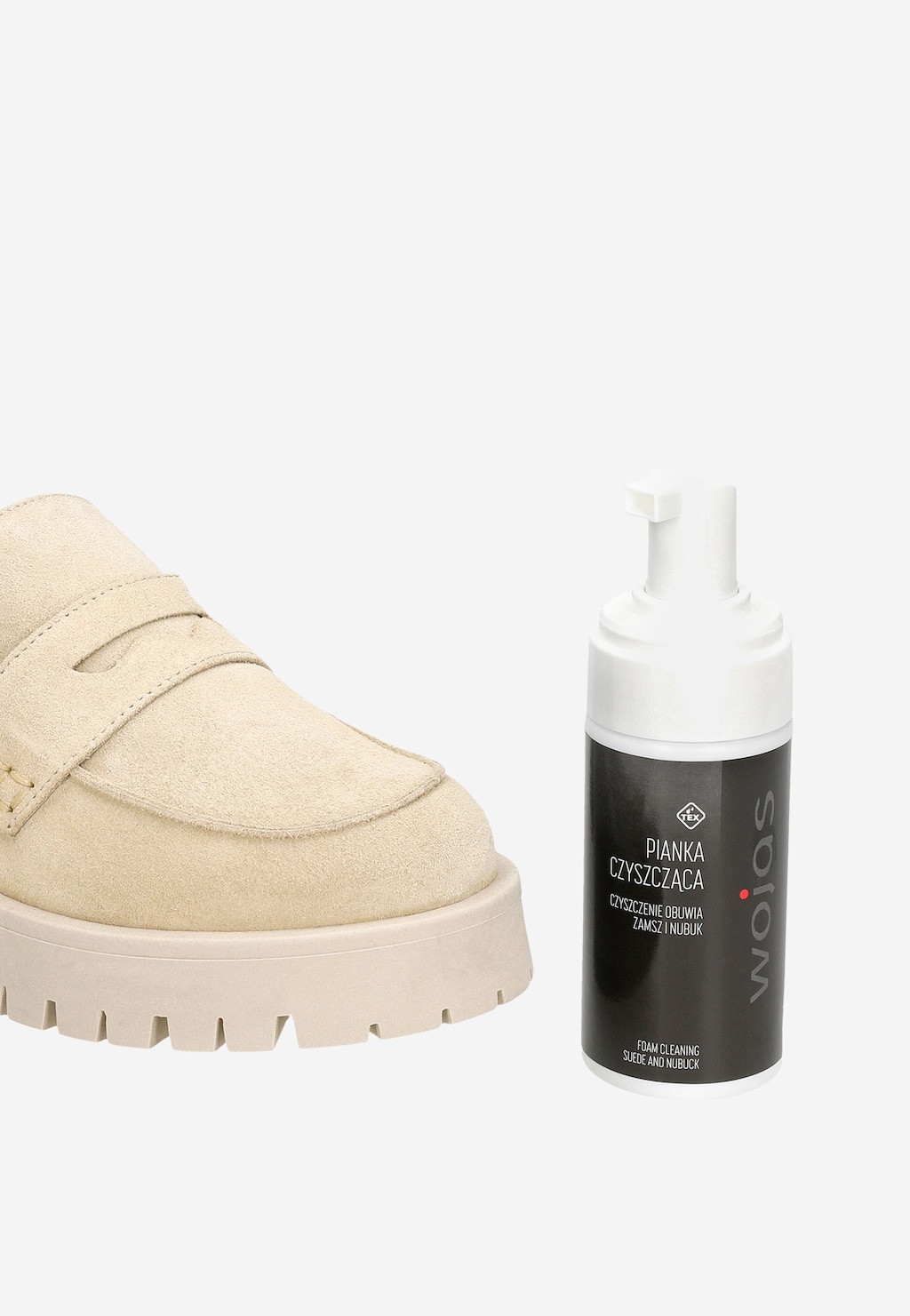 Pianka czyszcząca Wojas 100 ml model 99012-00 w czarno-białej butelce z dozownikiem obok beżowego zamszowego mokasyna marki Wojas z grubą podeszwą.