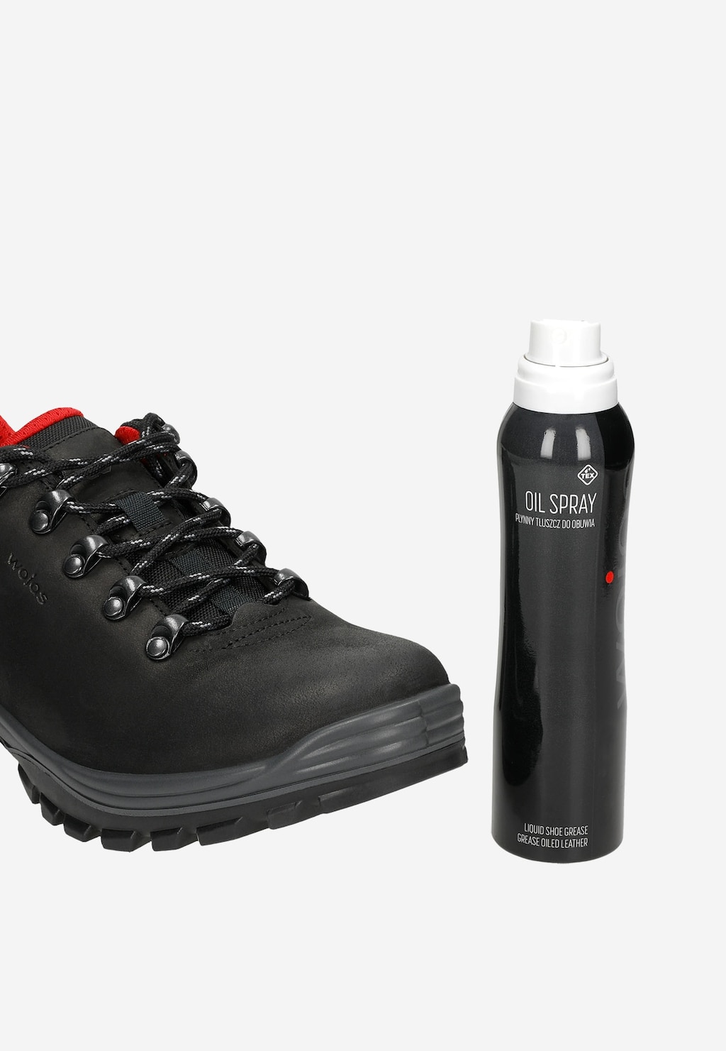 Czarny but trekkingowy Wojas model 99017-00 obok sprayu do pielęgnacji obuwia Wojas Oil Spray, który chroni przed brudem i zwiększa odporność na wilgoć.