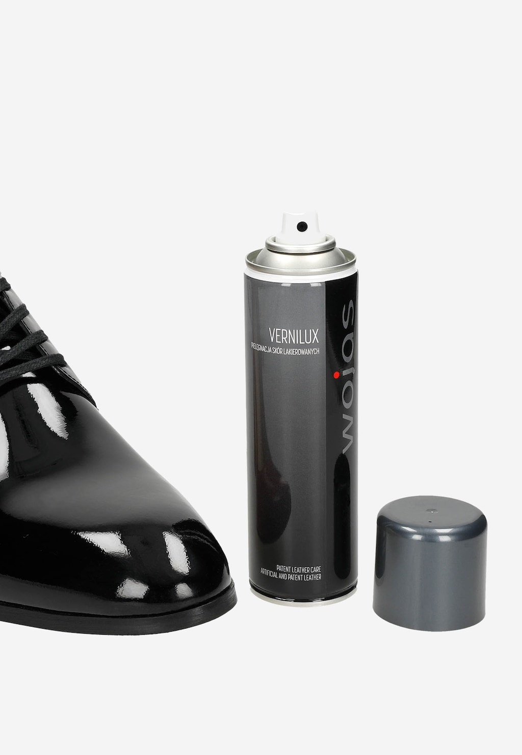 Spray VERNILUX 250ml model 99013-00 marki Wojas do pielęgnacji obuwia lakierowanego, obok fragment eleganckich, czarnych, lakierowanych butów.