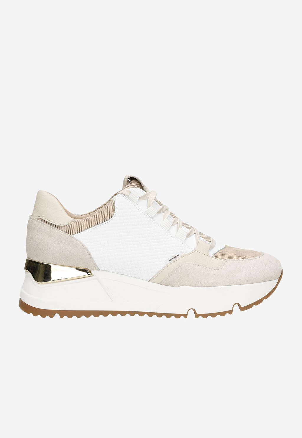 Biało-beżowe sneakersy damskie Wojas 46137-89 z białymi sznurówkami, widoczne z boku. But z grubą, białą podeszwą z brązowym spodem i złotym elementem na pięcie.