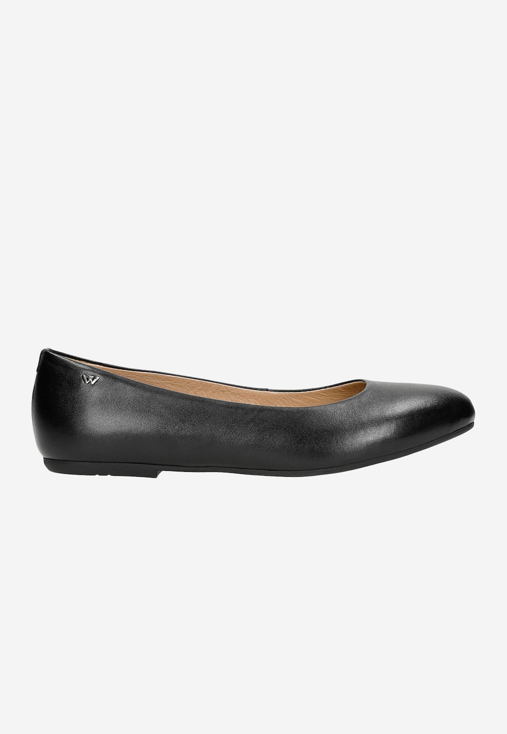 Czarne klasyczne baleriny Wojas model 44008-51 wykonane z licowej skóry, z widocznym logo marki na boku, przedstawione z profilu na płaskiej podeszwie.
