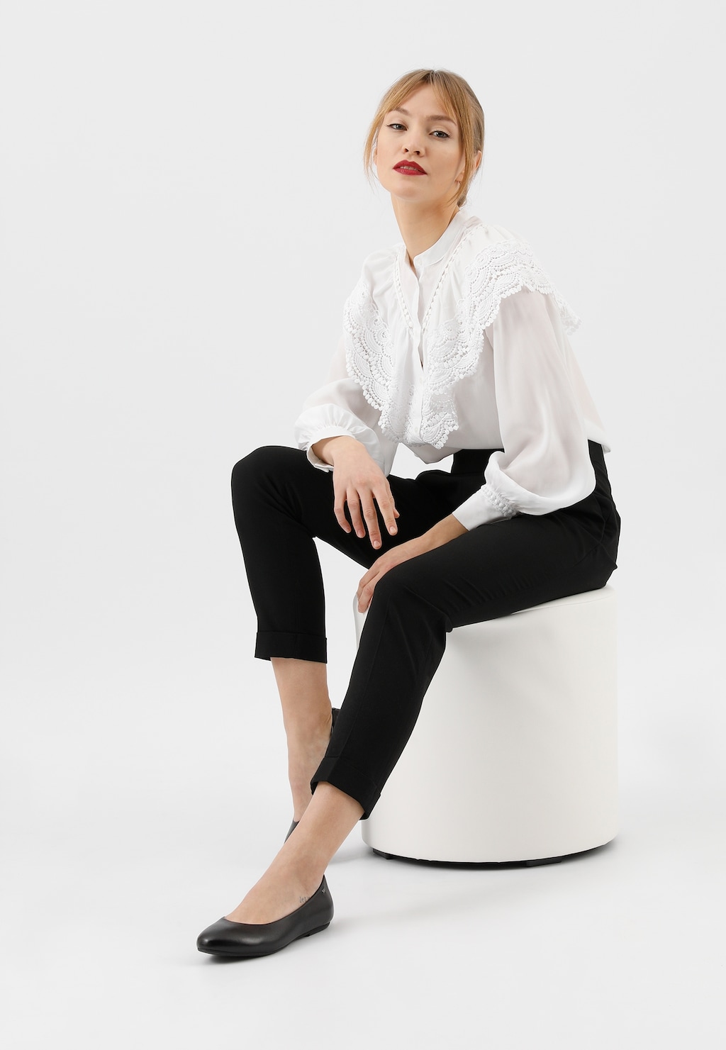 Elegancka stylizacja z białą bluzką z kołnierzem, czarnymi spodniami i klasycznymi czarnymi balerinami Wojas 44008-51 ze skóry licowej, idealnymi do biznesowych i codziennych zestawów.