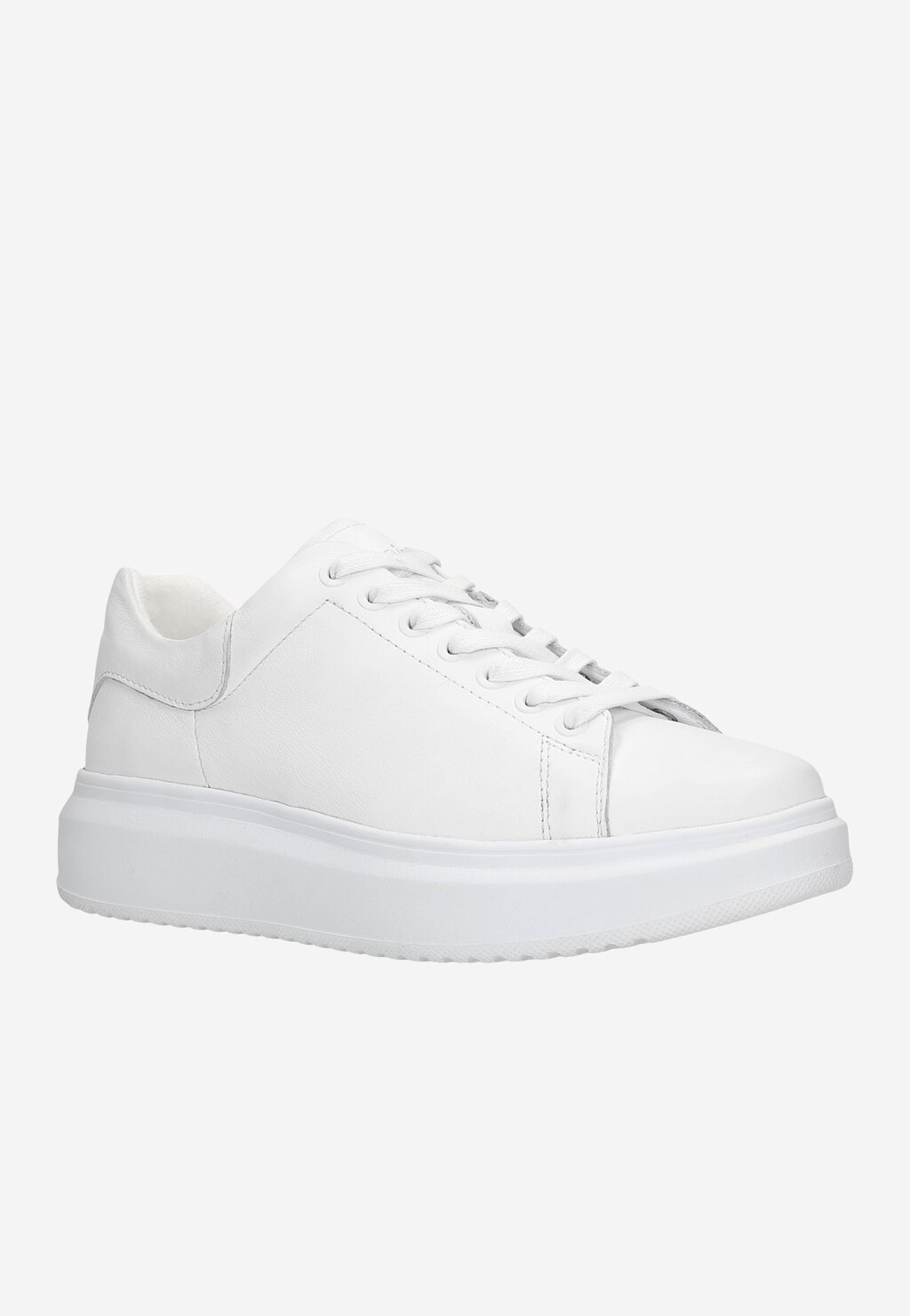 Klasyczne białe trampki damskie Wojas model 46020-50 wykonane ze skóry licowej z grubą podeszwą i białymi sznurówkami, widok z boku.