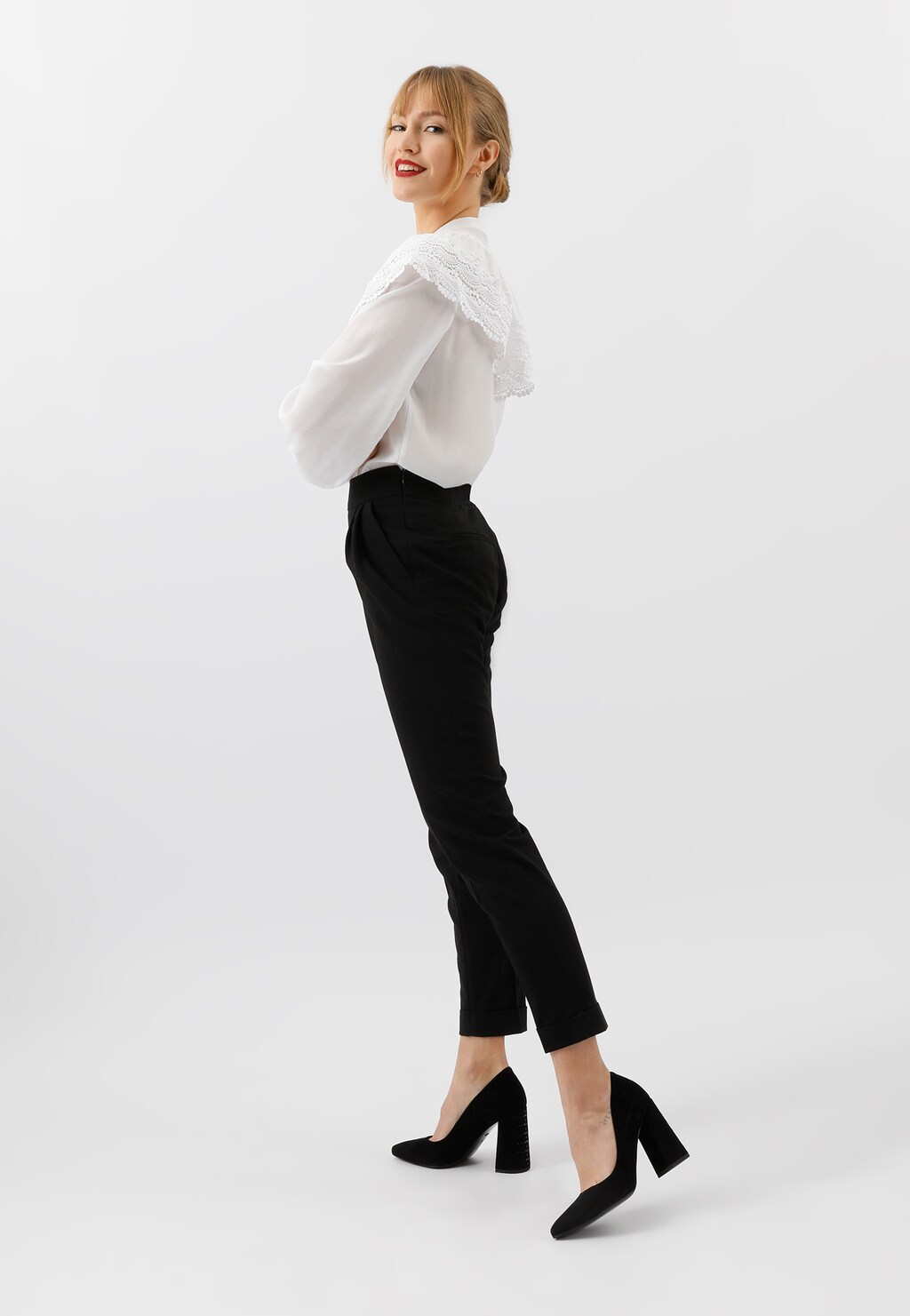 Czarne czółenka welurowe z ozdobionym obcasem  35001-61 Widok 1