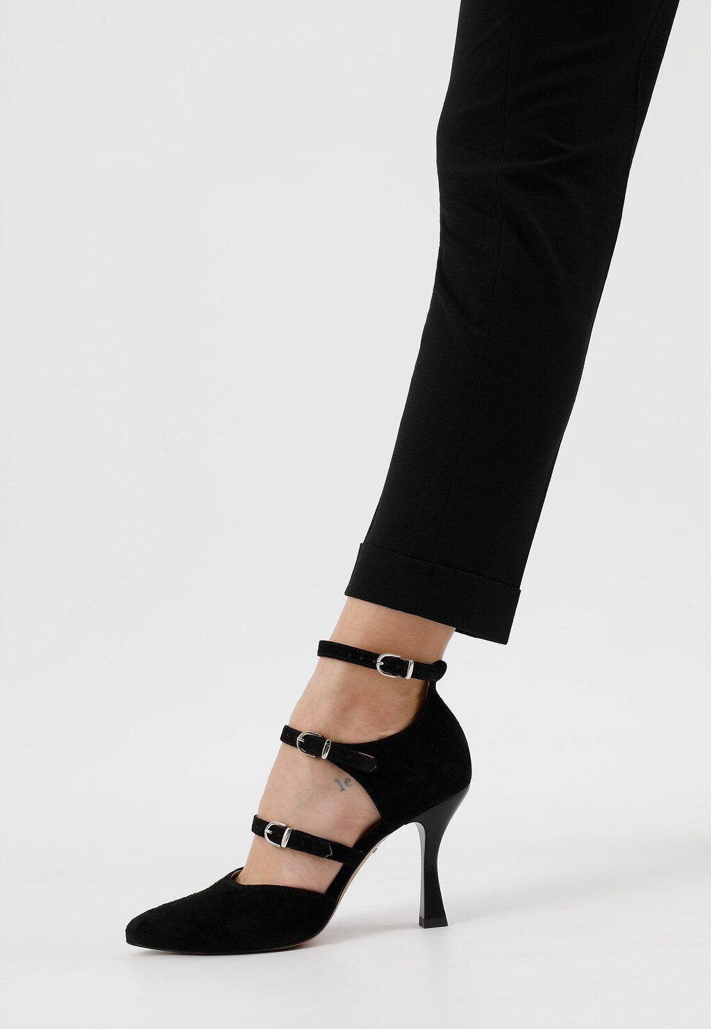 Welurowe czółenka damskie z trzema klamrami 35081-61 Widok 8