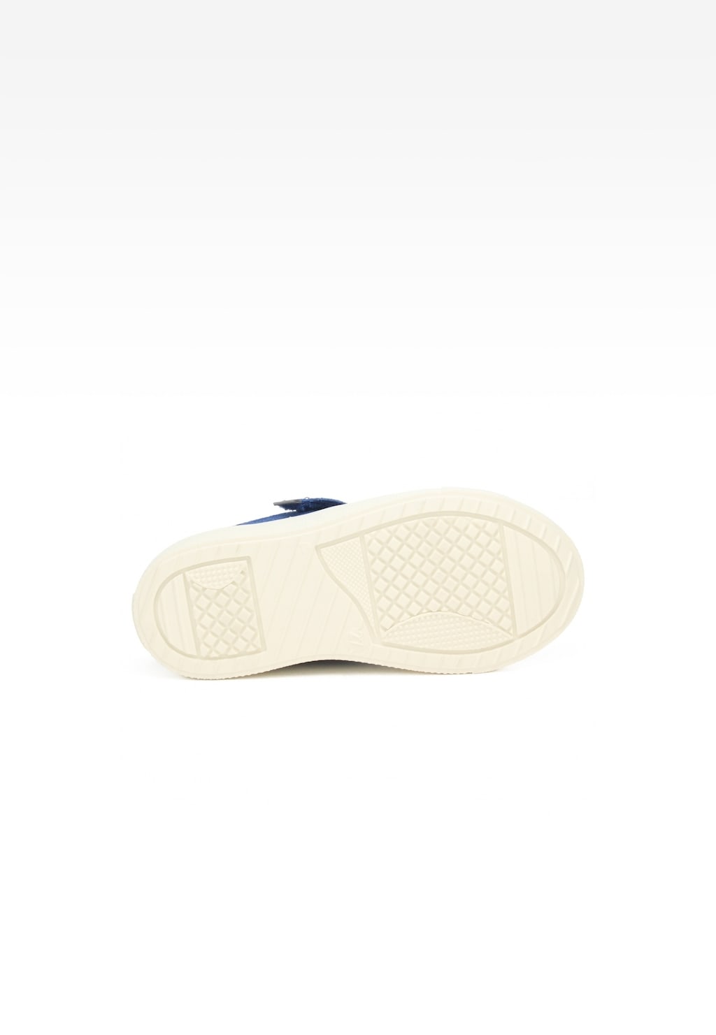 Podeszwa niebieskich półbutów dziecięcych BARTEK 18630001 z charakterystycznym wzorem antypoślizgowym i jasną, kremową kolorystyką.