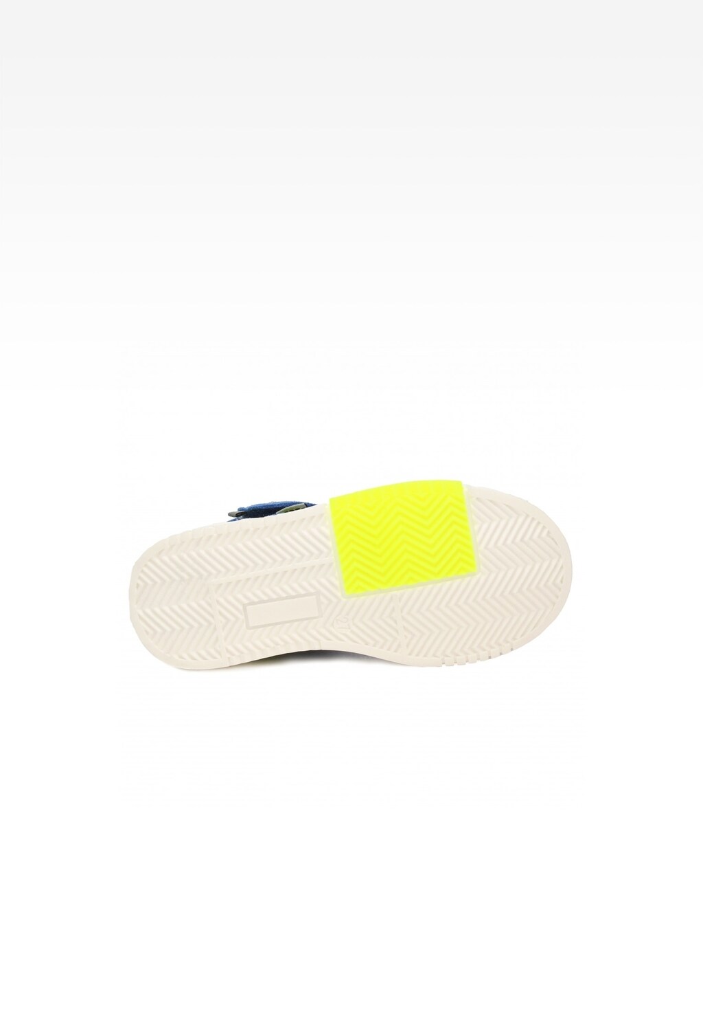 Podeszwa trzewików Bartek 14566017 w kolorze kremowym z jaskrawożółtym akcentem we wzór jodełki, widoczna częściowo niebiesko-zielona cholewka z zapięciem.