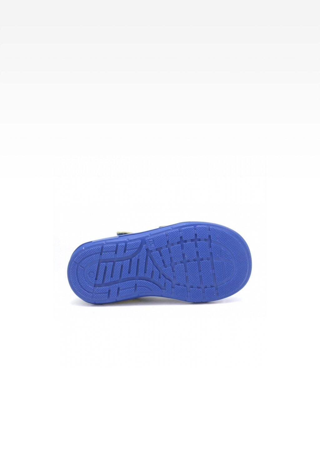 Niebieska podeszwa sandałów zabudowanych marki Bartek model T-81885-7/SDC z widocznym wzorem bieżnika zapewniającym przyczepność. Widok od spodu obuwia dziecięcego.