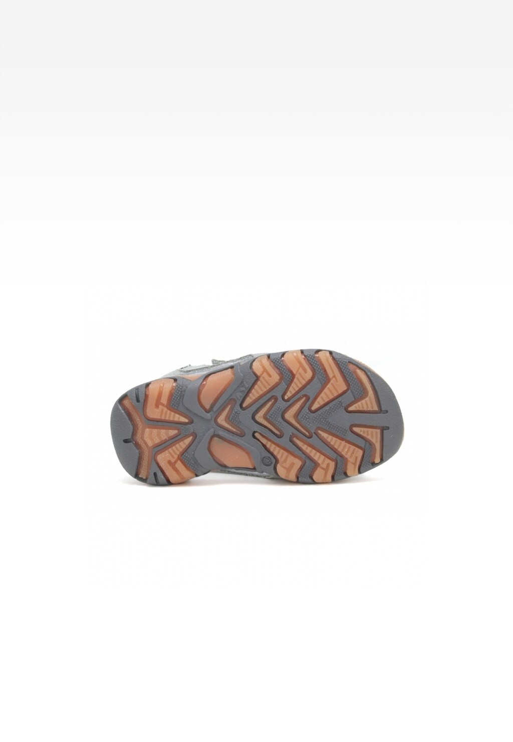 Podeszwa szarych sandałów Bartek W-71825/76G dla chłopców z brązowym bieżnikiem o wyrazistym wzorze zapewniającym przyczepność, widok od spodu.