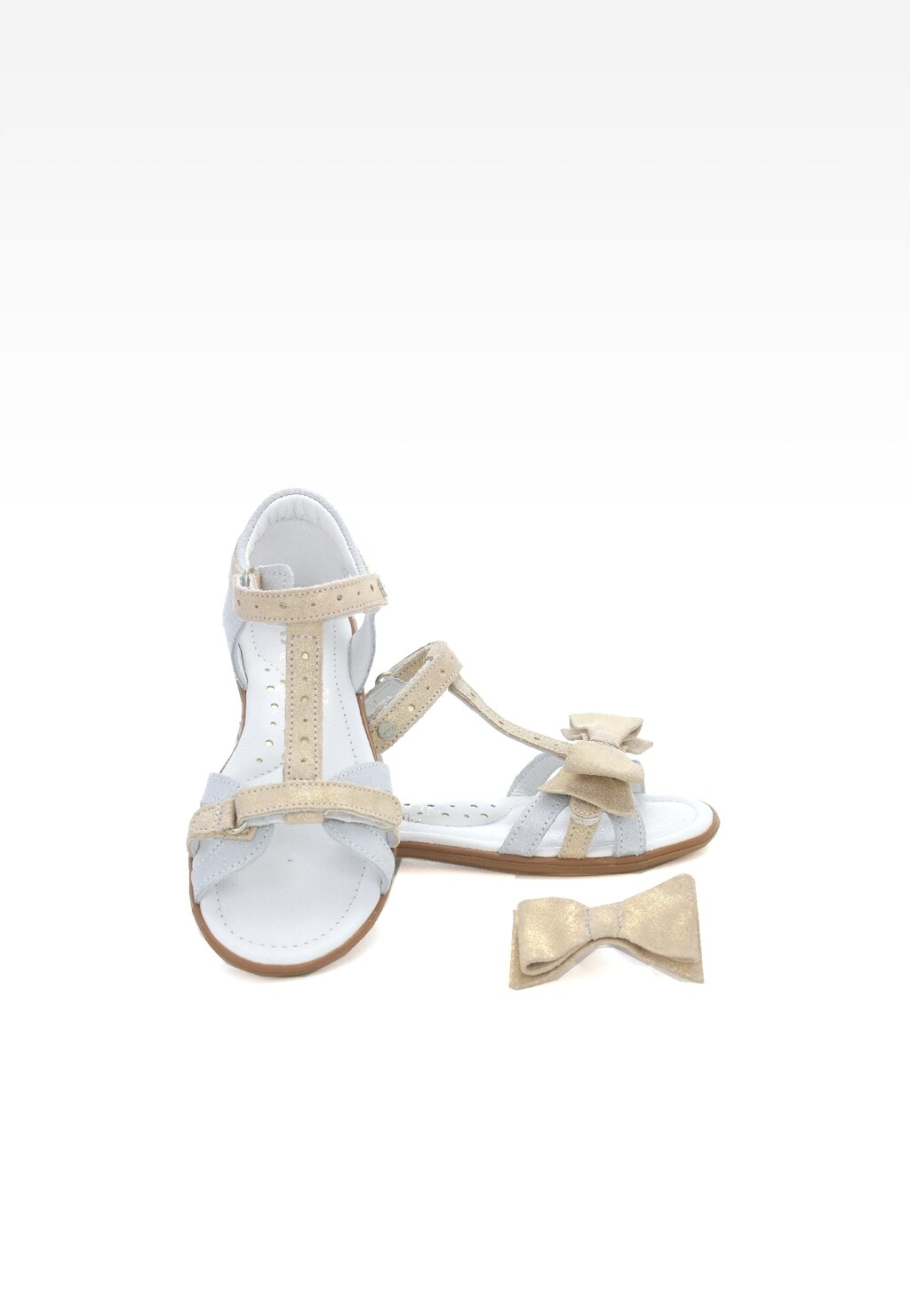 Eleganckie dziewczęce sandały Bartek W-56182/SGW w srebrno-złotym kolorze z ozdobną kokardką. Widok z przodu pokazujący T-pasek i wygodną podeszwę.