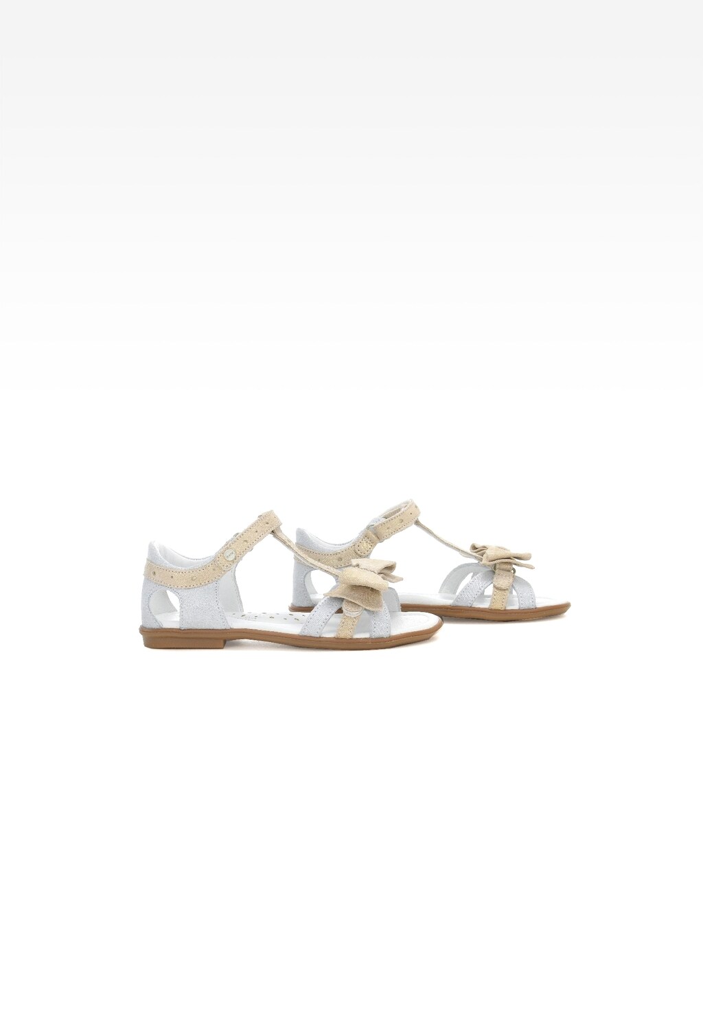 Dziewczęce sandały Bartek W-56182/SGW w srebrno-złotym kolorze z dekoracyjną kokardką, idealne na lato, z wygodną podeszwą i zapięciem na rzep.