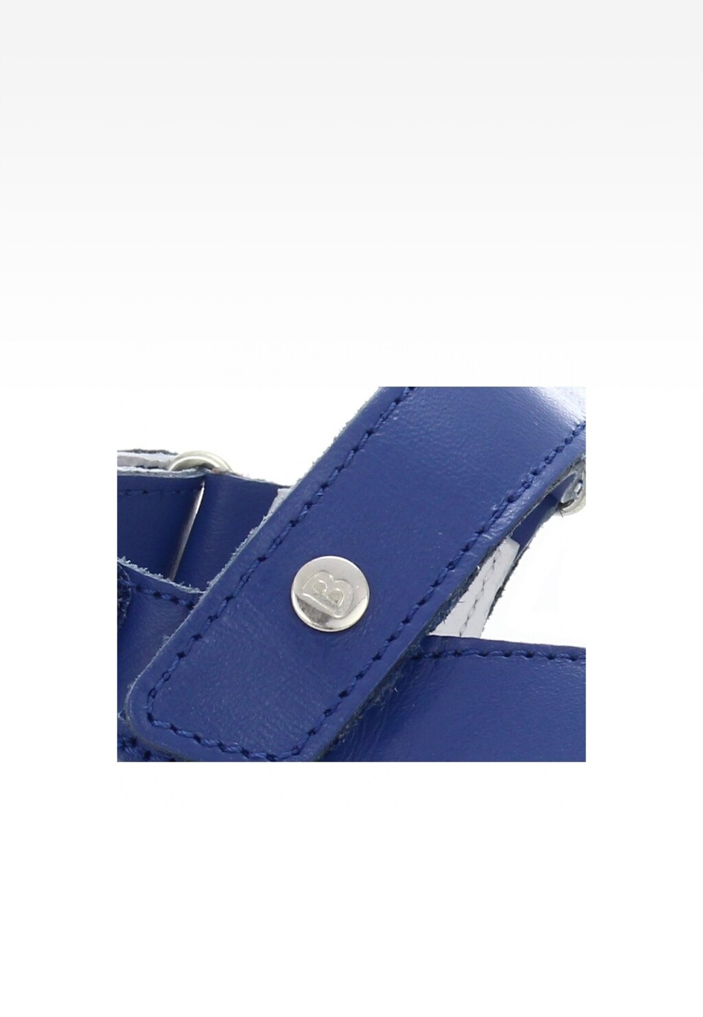 Zbliżenie na niebieskie sandały dziewczęce Bartek T-16181/1KE II z charakterystycznym metalowym logo B na pasku zapinającym, wykonane ze skóry.