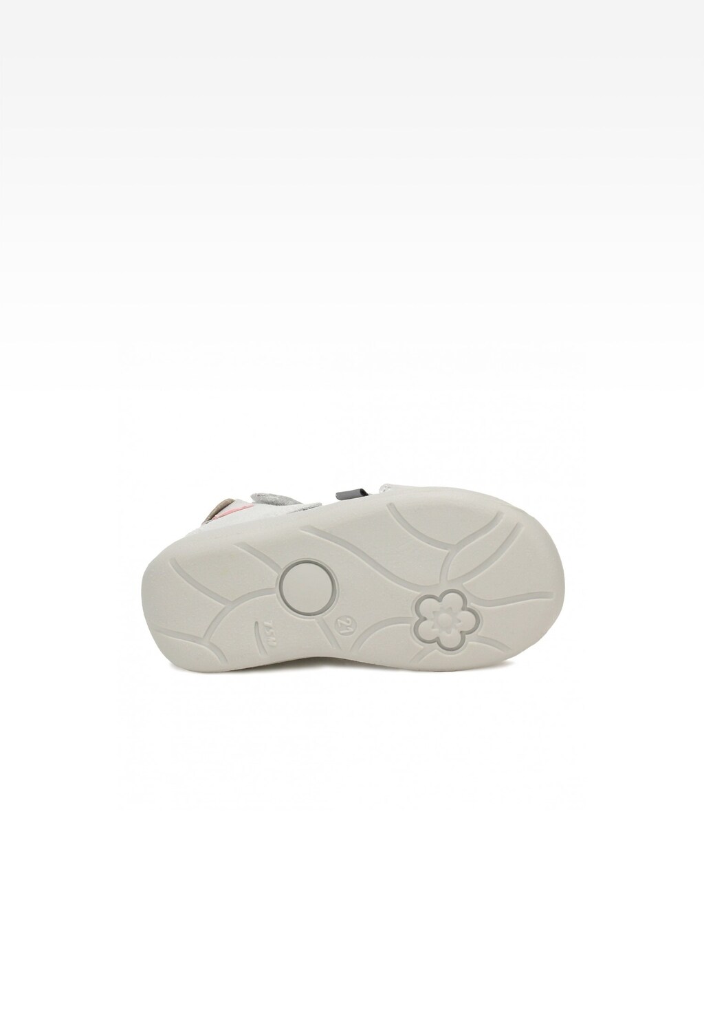 Biała, profilowana podeszwa sandałów Bartek 71158-0011 dla dziewcząt, z charakterystycznym wzorem kwiatka, widoczna od spodu obuwia.