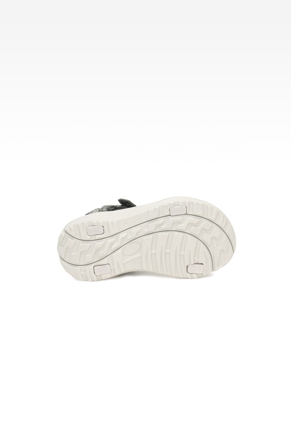 Podeszwa sandałów dziewczęcych BARTEK 16058001 w kolorze czarno-szarym, widok od spodu pokazujący antypoślizgowy bieżnik i elastyczną, białą konstrukcję.