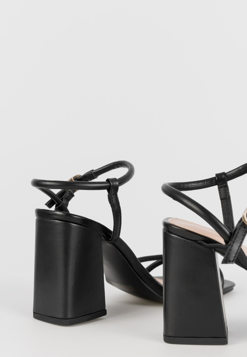 WJS czarne sandały damskie na obcasie z cieniutkimi paskami WJS74047-51 Widok 4