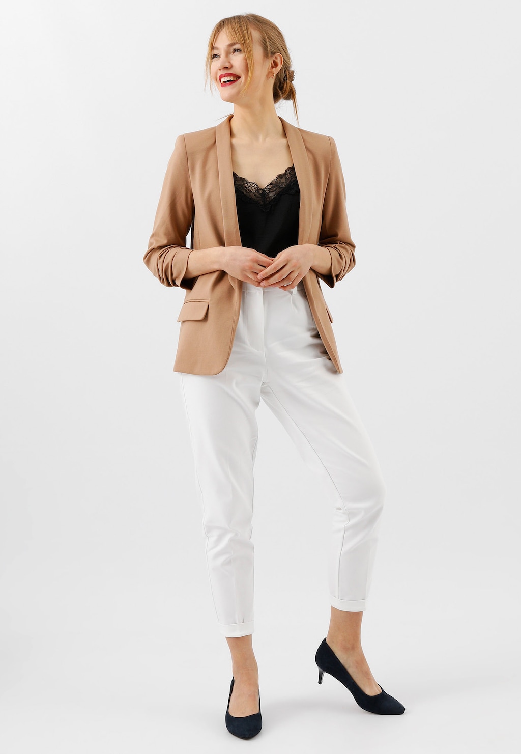 Elegancki strój z granatowymi czółenkami Wojas model 35035-66, beżową marynarką, czarnym topem i białymi spodniami. Stylowa propozycja na biznesowe spotkania.