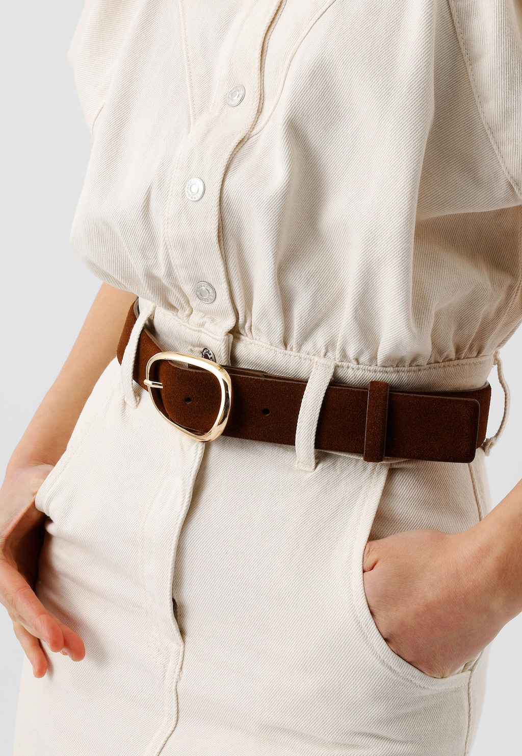 Minimalistyczny jasnobrązowy pasek damski ze złotą klamrą 93055-63 Widok 1