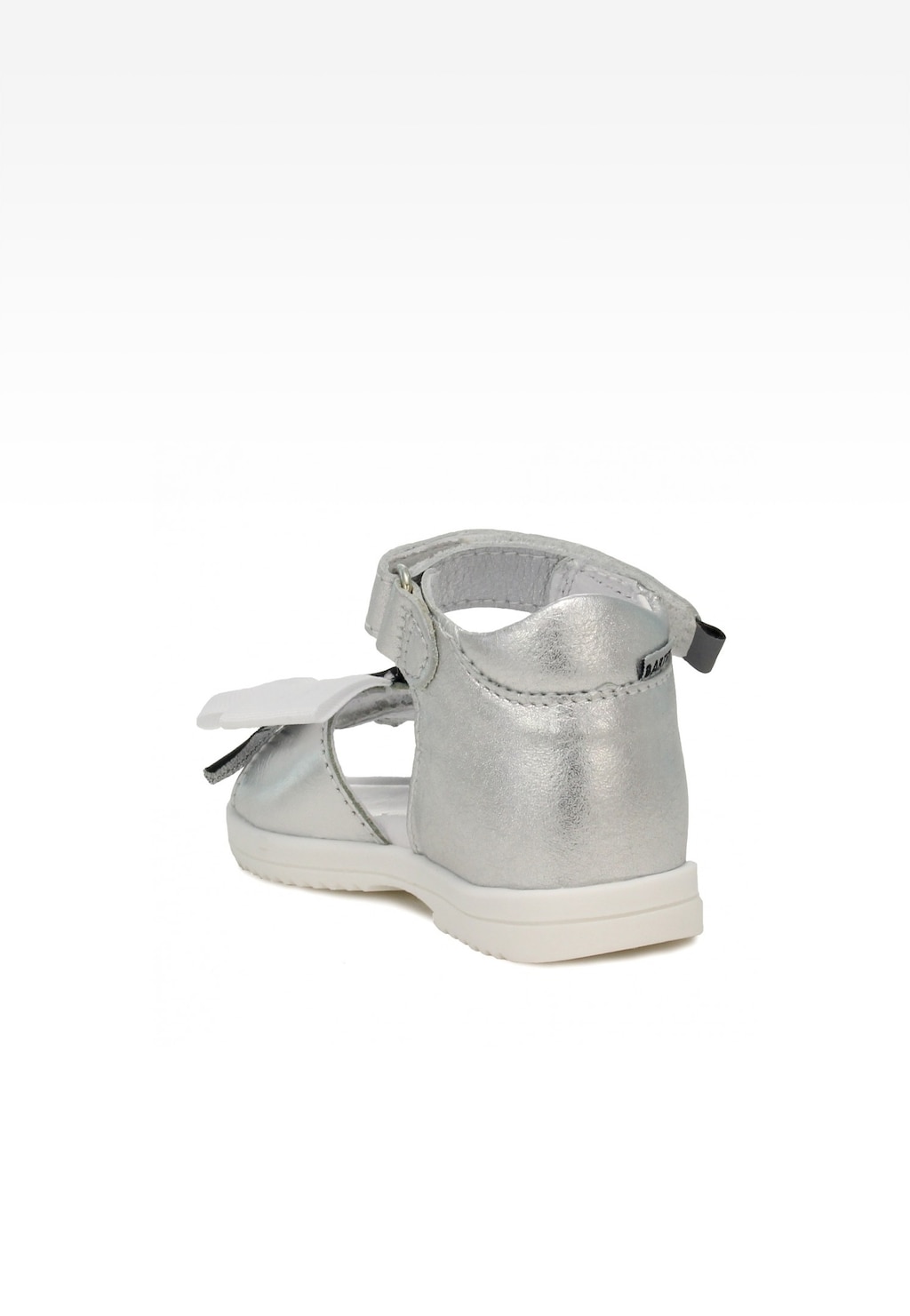 Srebrne sandały Bartek 11534009 dla dziewcząt z zapięciem na rzep, metalicznym wykończeniem i ozdobną kokardką, widok z boku na białej podeszwie.