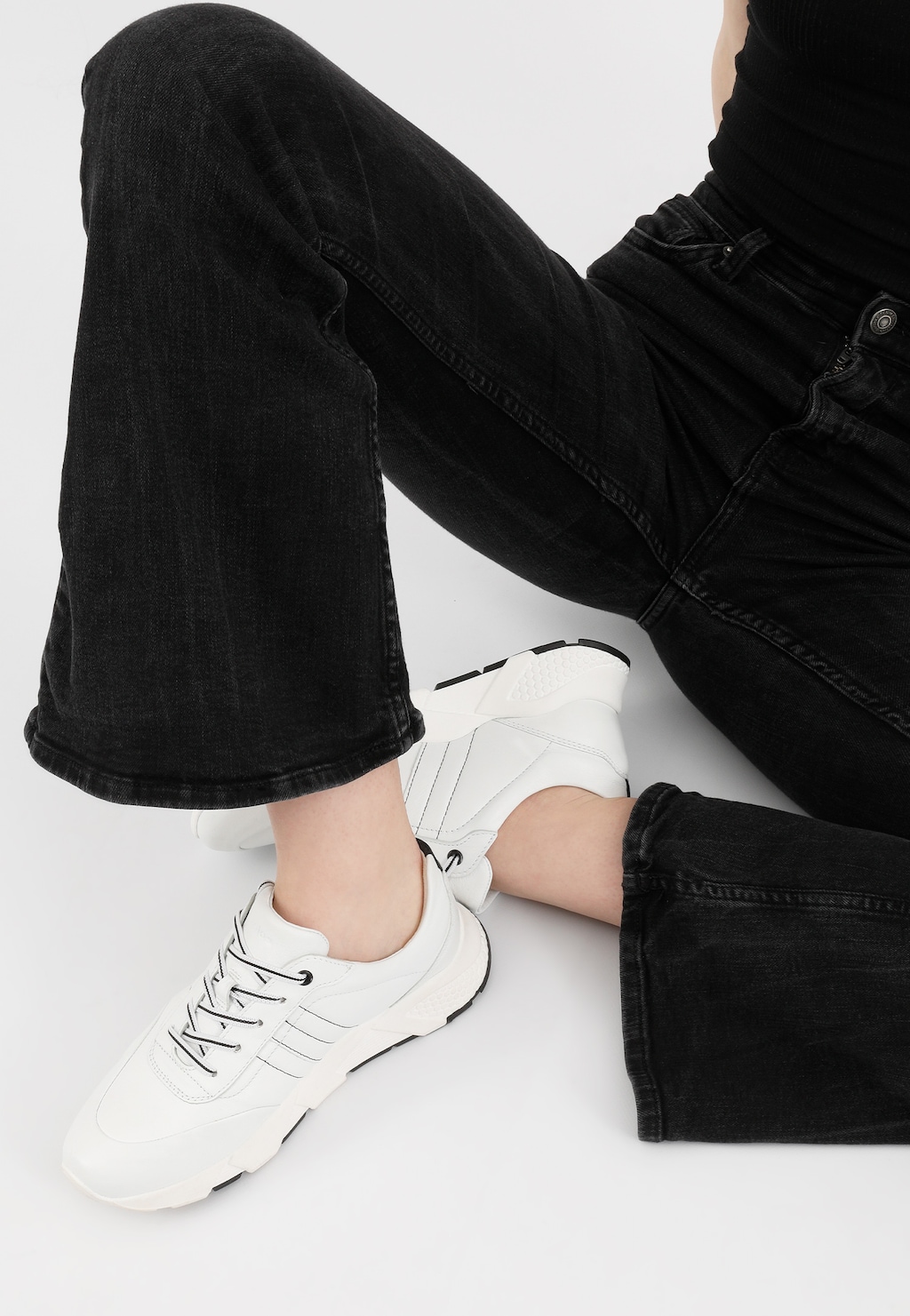 Białe półbuty damskie z czarnymi elementami 46015-59 Widok 8