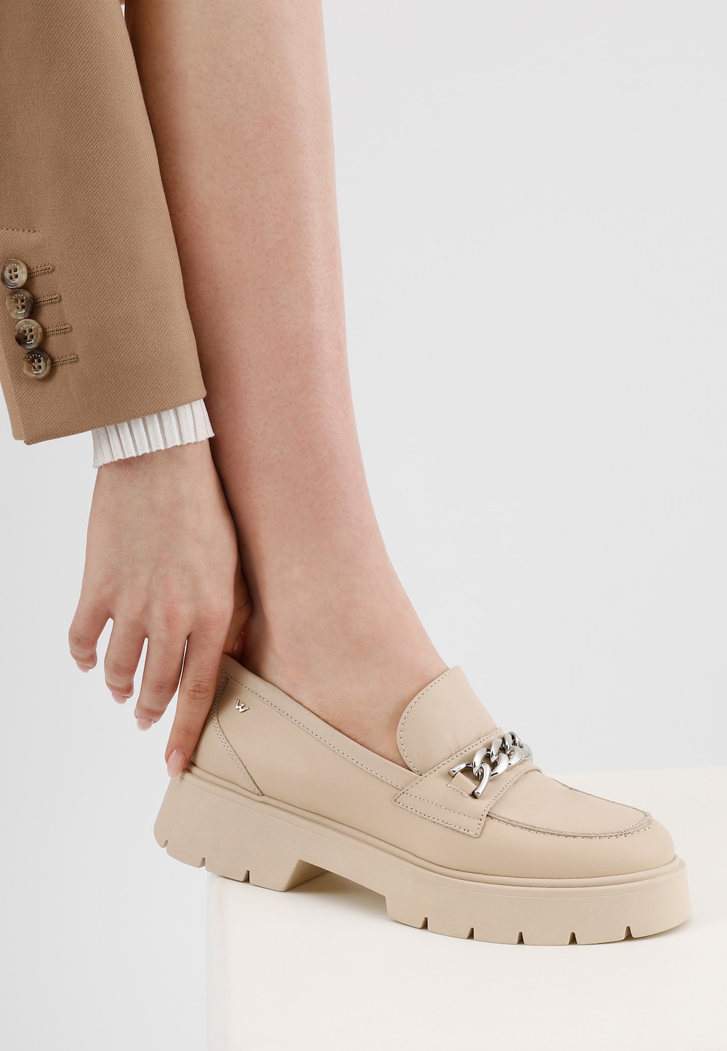 Beżowe mokasyny damskie na grubej podeszwie 46112-54 Widok 10