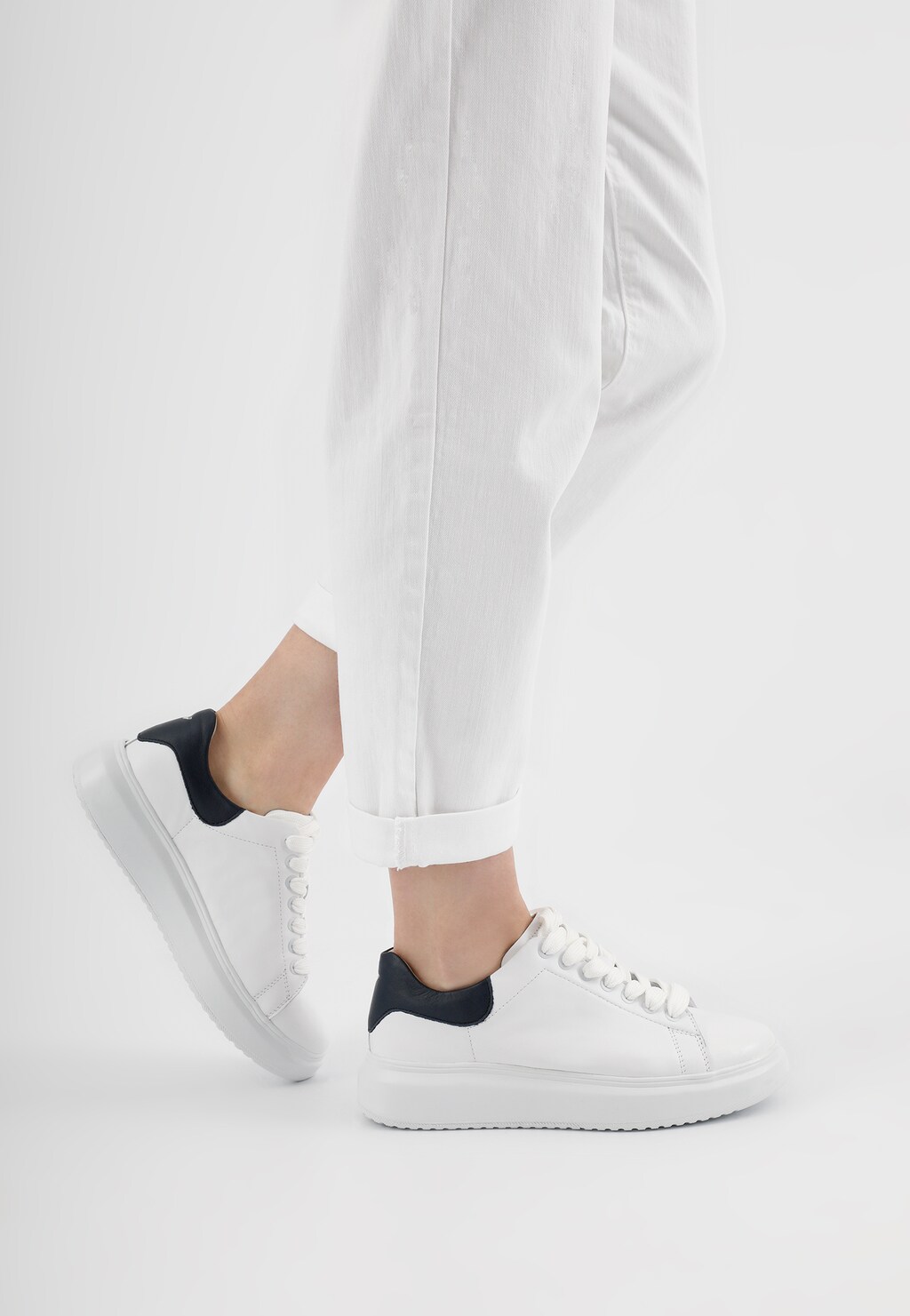 Dámske sneakersy z lícovej kože na bežný deň 46020-56 Widok 8