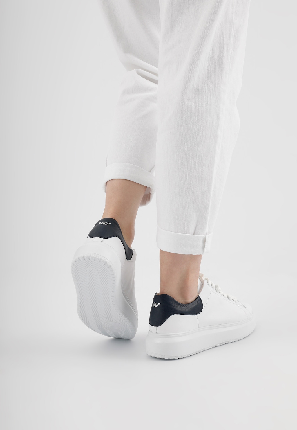 Dámske sneakersy z lícovej kože na bežný deň 46020-56 Widok 9