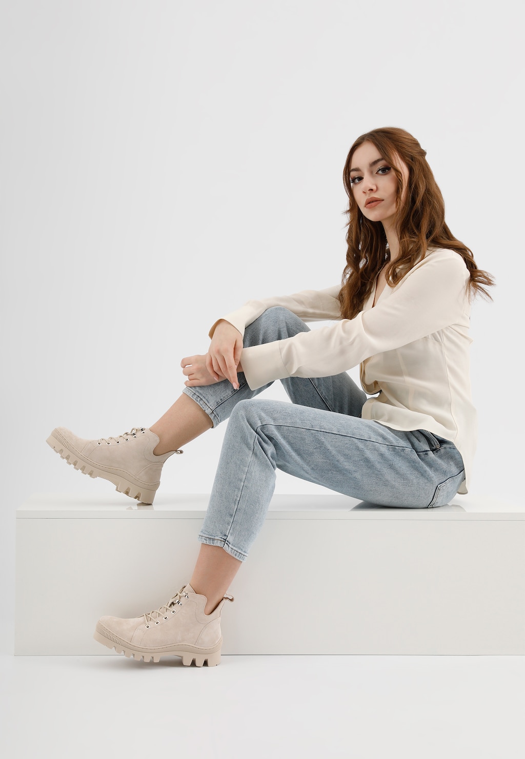 Nowoczesne beżowe trzewiki damskie z wiązaną cholewką 64073-64 Widok 9