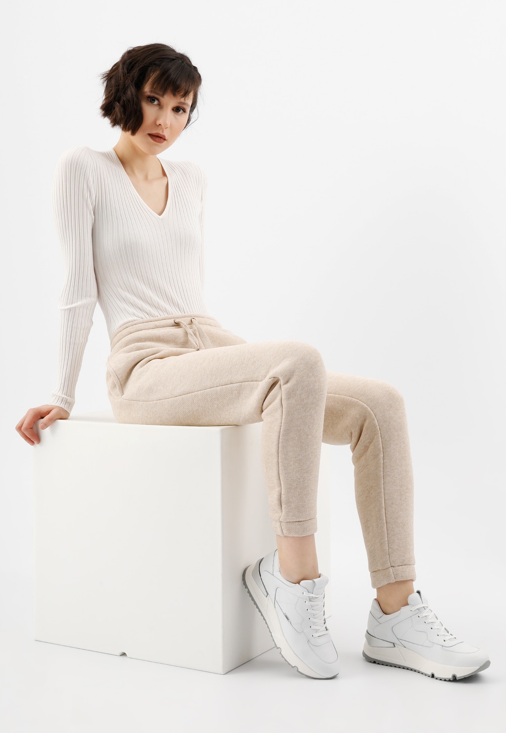 Białe sneakersy damskie z szarymi elementami 46136-59 Widok 7