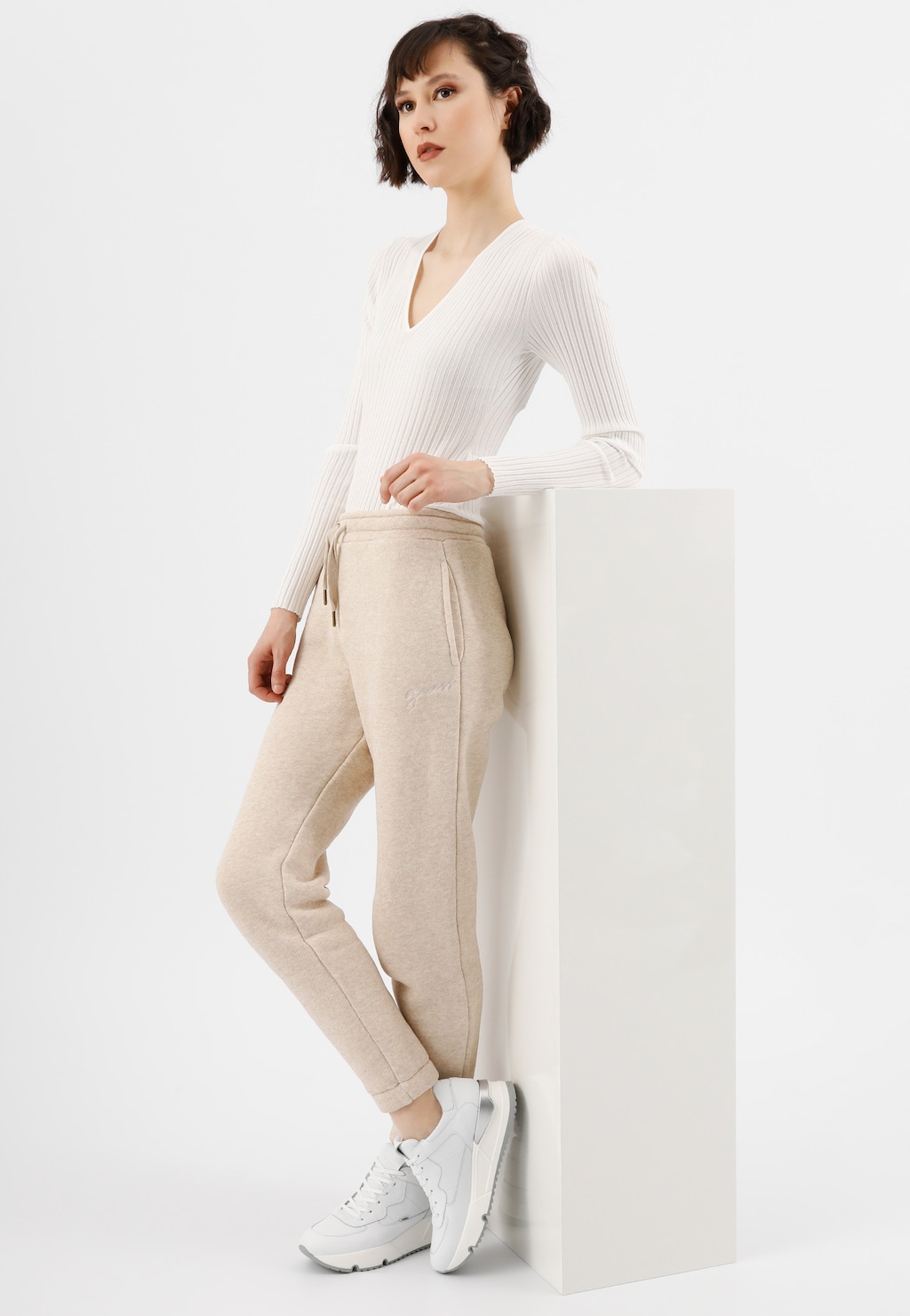 Białe sneakersy damskie z szarymi elementami 46136-59 Widok 1