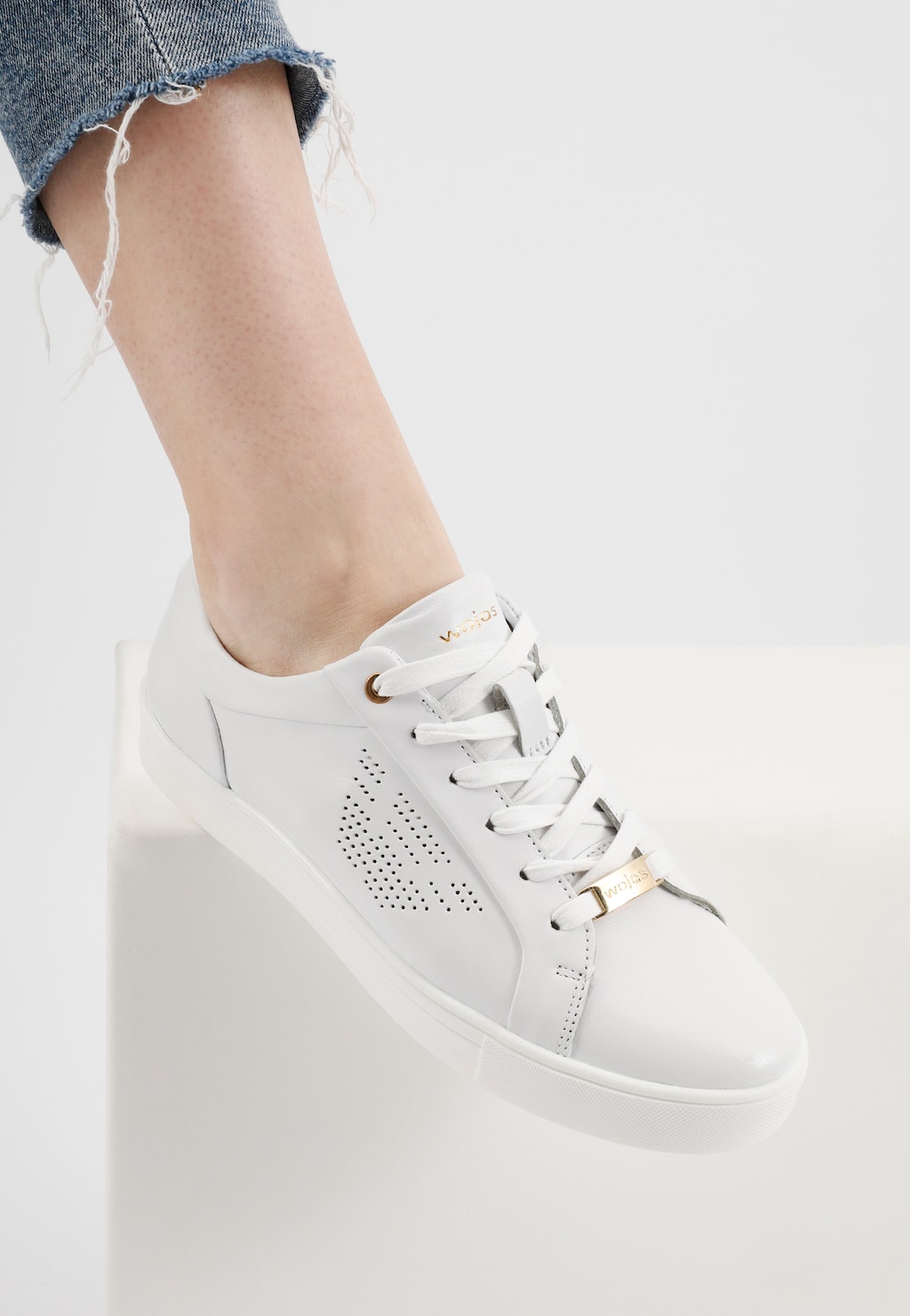 Jednoduché a štýlové dámske sneakersy z bielej kože 46084-59 Widok 8